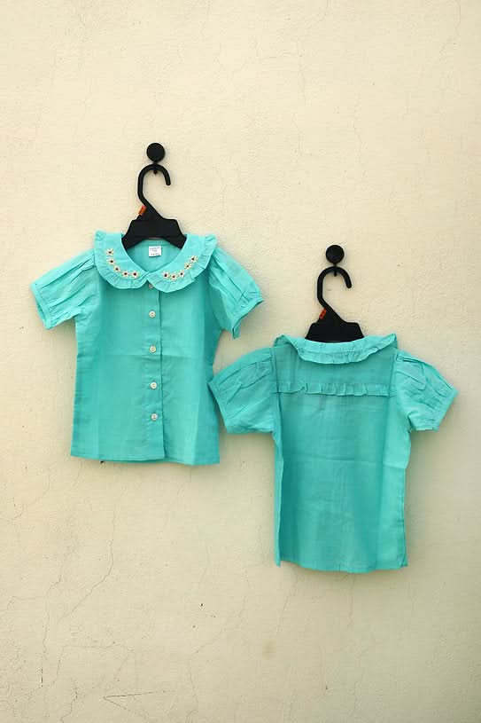 Discover the adorable 100% cotton Peter Pan collar top for girls, offering soft, breathable comfort and timeless style for any occasion.