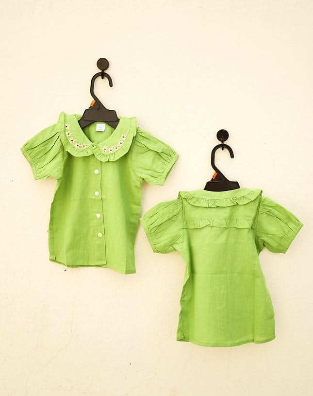 Discover the adorable 100% cotton Peter Pan collar top for girls, offering soft, breathable comfort and timeless style for any occasion.