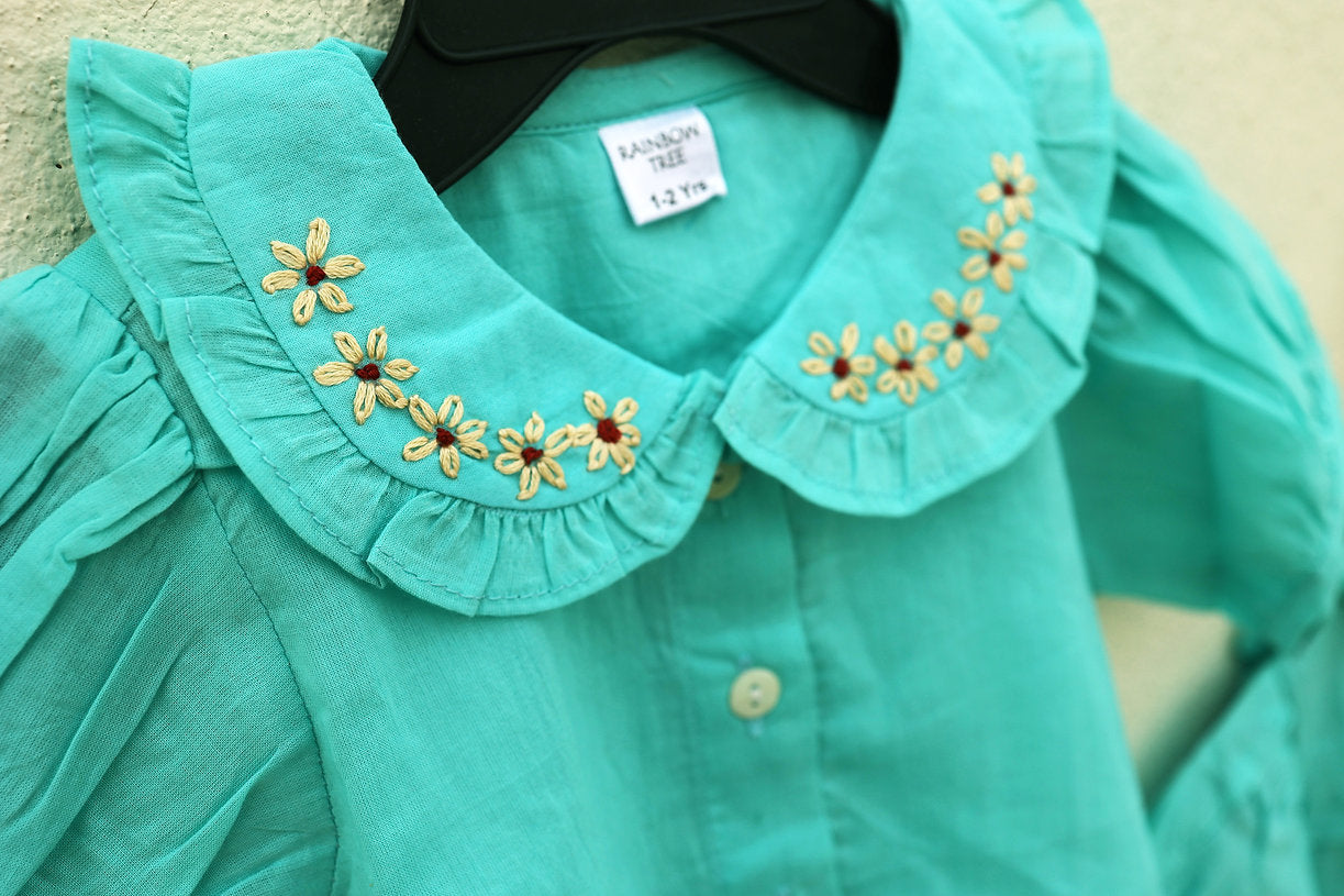 Discover the adorable 100% cotton Peter Pan collar top for girls, offering soft, breathable comfort and timeless style for any occasion.