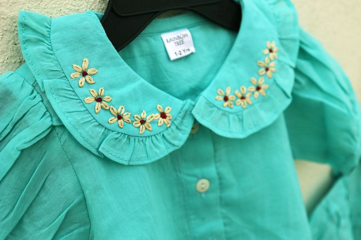 Discover the adorable 100% cotton Peter Pan collar top for girls, offering soft, breathable comfort and timeless style for any occasion.