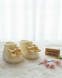 Crochet baby shoes with bow