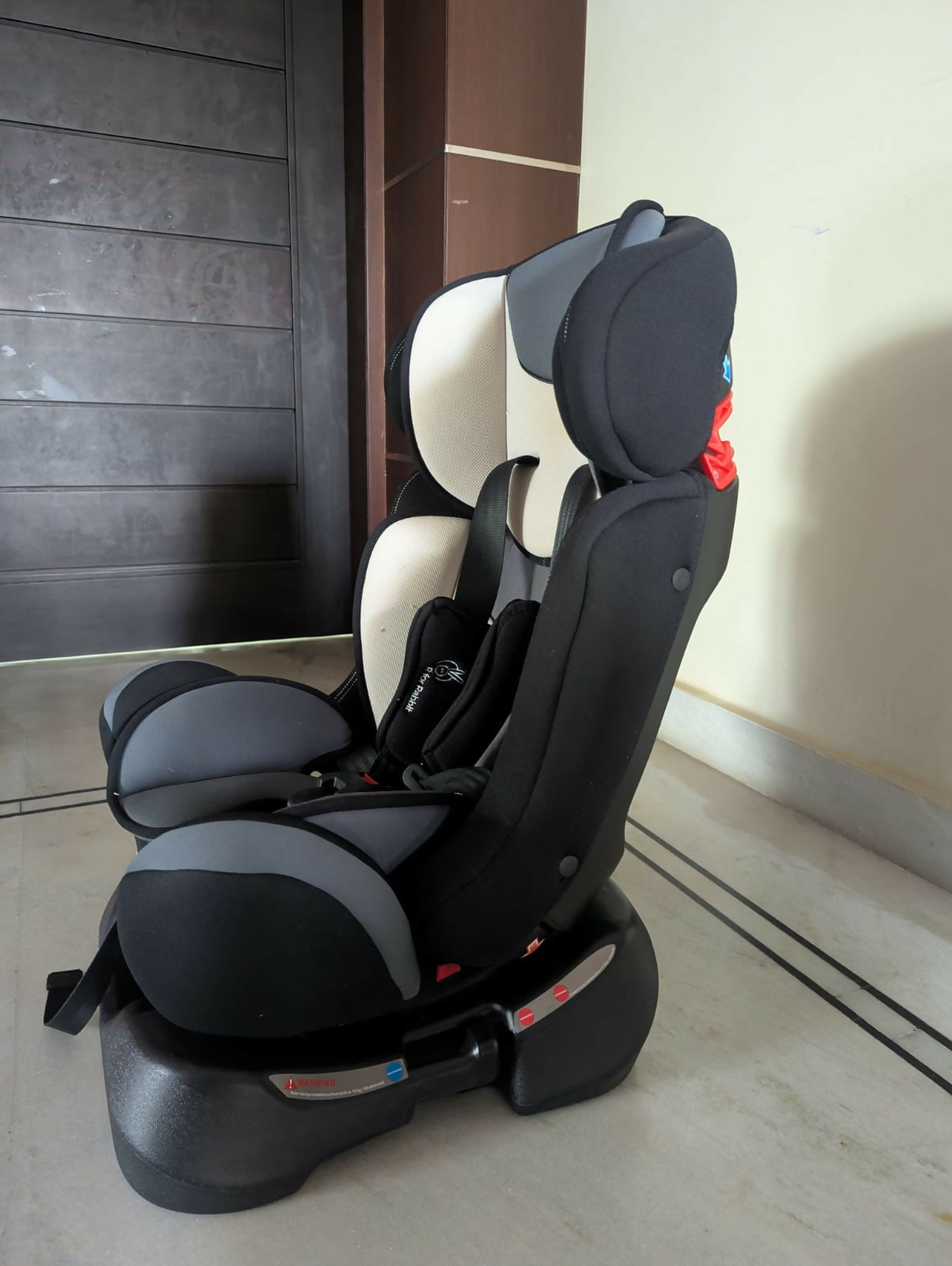 R FOR RABBIT Jack n Jill Grand/Premium Baby Car Seat featuring comfortable padded seating, a secure harness and adjustable convertible design for supportive and convenient car journeys with babies and young children.
