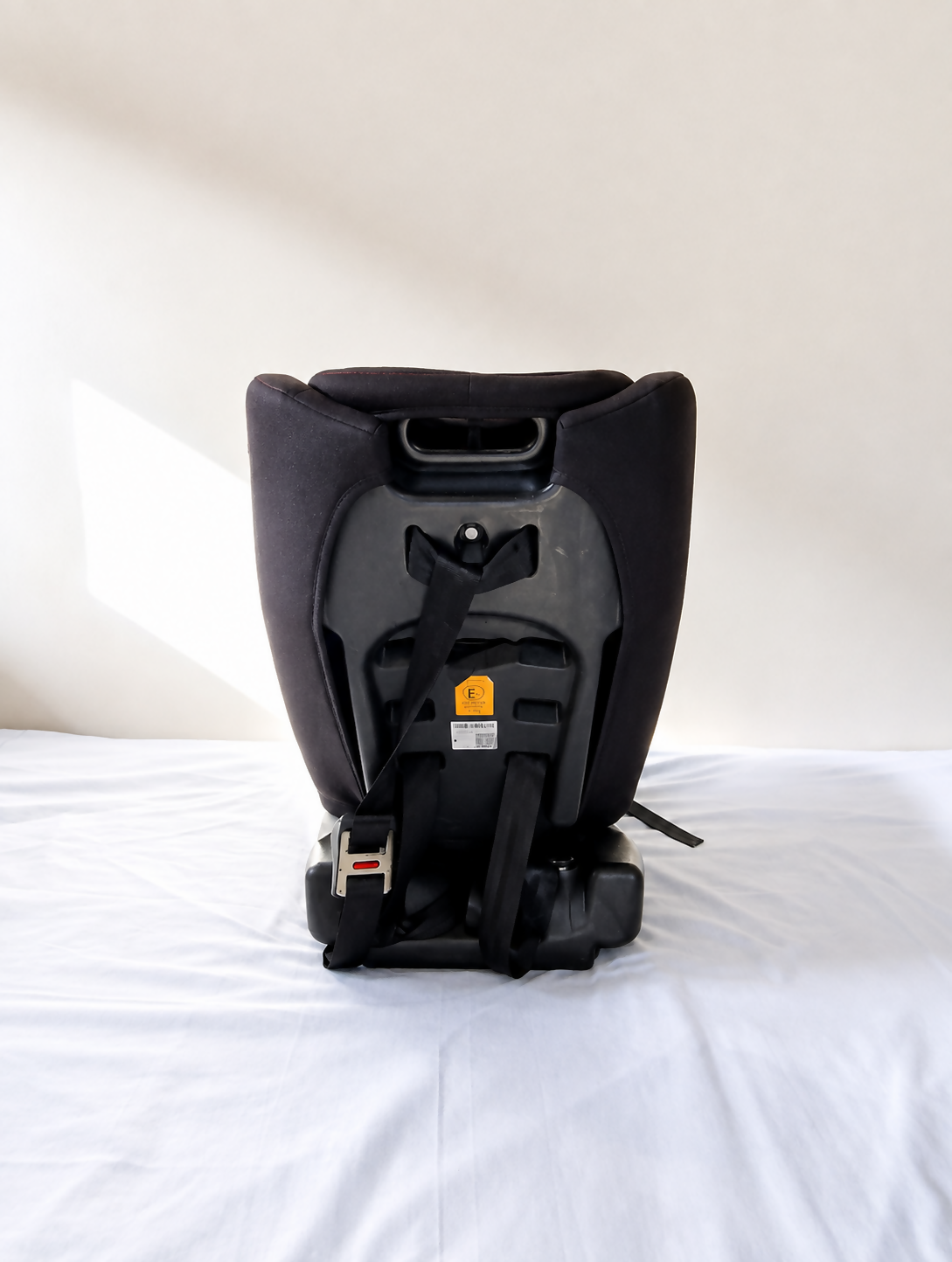 BABYHUG Bon Voyage ISOFIX Convertible Car Seat B139 in Almost New condition featuring ISOFIX installation, 5-point safety harness, adjustable reclining design and padded seating for comfortable car journeys with your child.