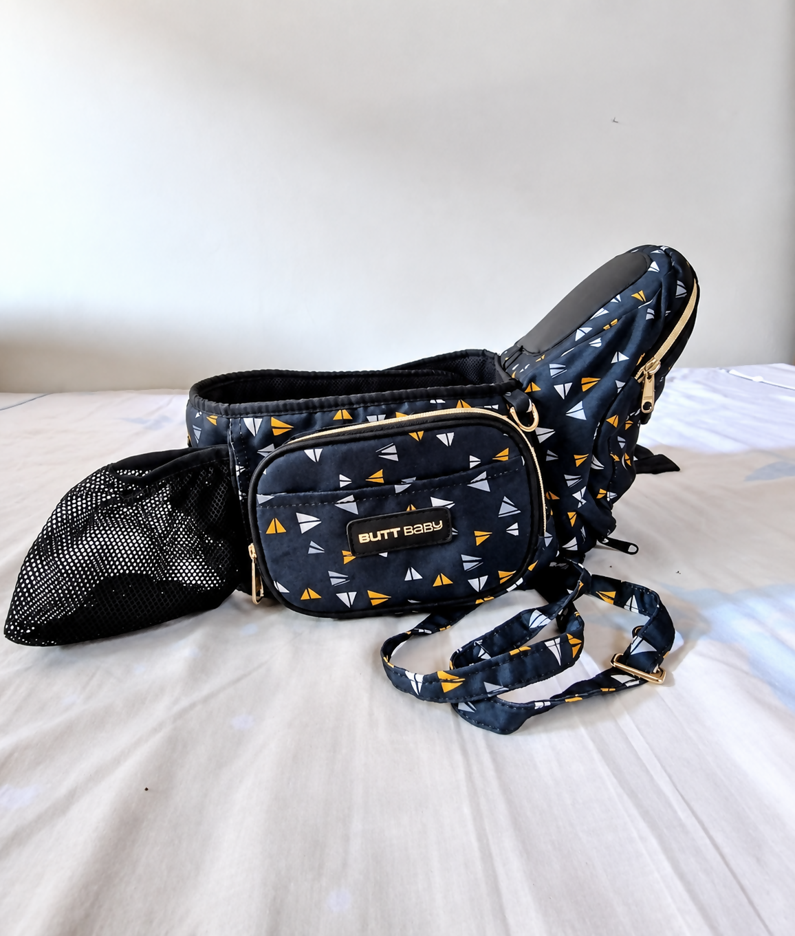 BUTT BABY 6-in-1 Baby Carrier Hip Seat B165 featuring multiple carrying positions, breathable mesh, built-in diaper bag storage and supportive hip seat design, suitable for carrying children up to 18 kg.