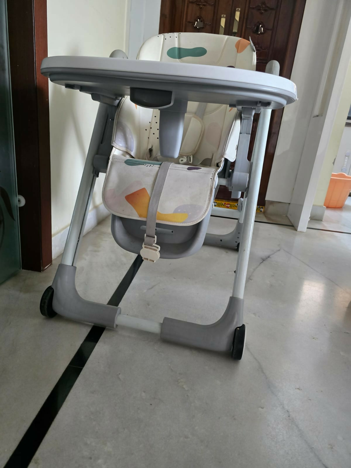 R FOR RABBIT Marshmallow Baby High Chair featuring comfortable seating, a feeding tray, supportive footrest and sturdy frame, creating a practical setup for your baby’s everyday meals and feeding routine.