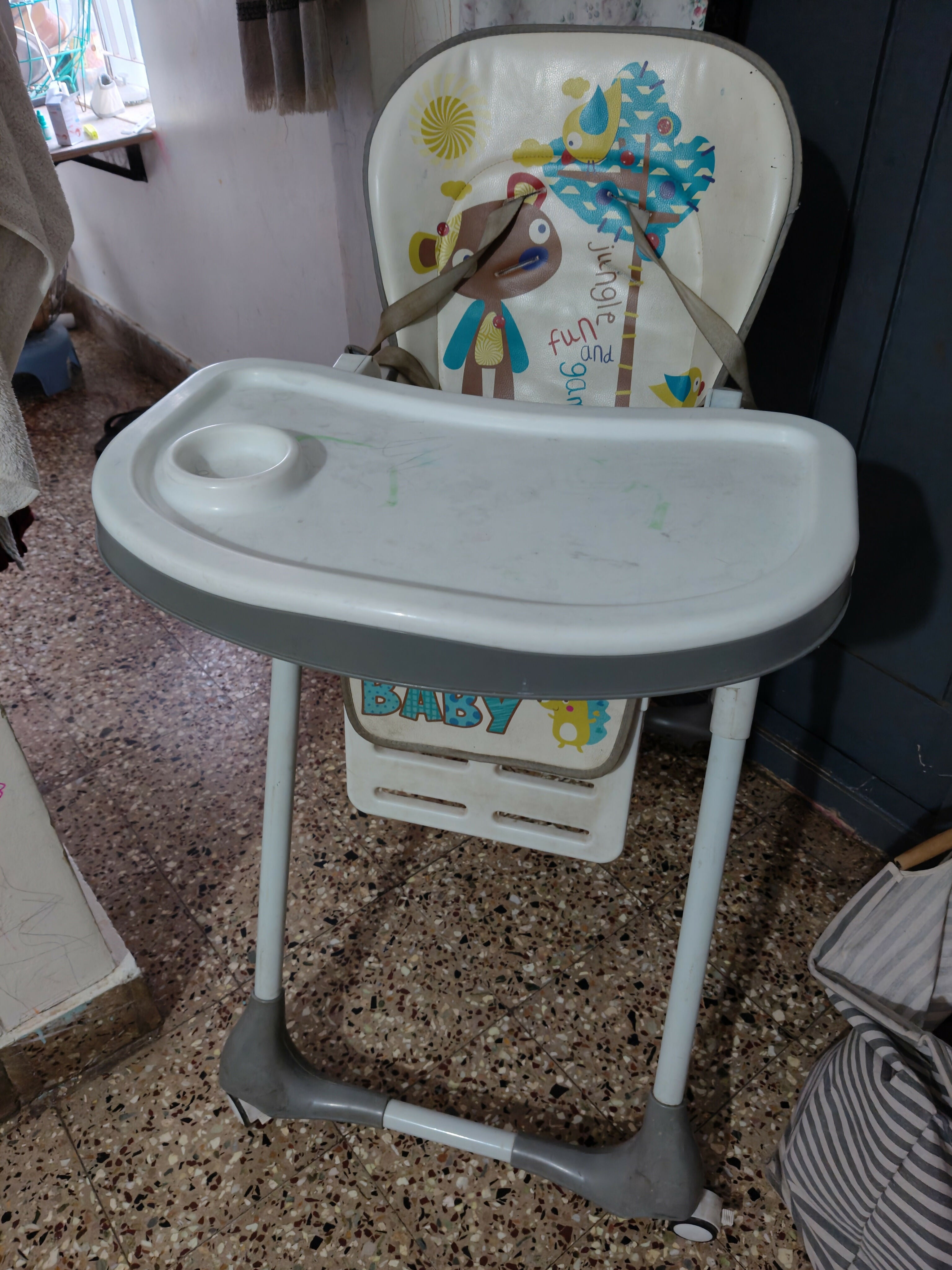 R FOR RABBIT Marshmallow Lite Baby High Chair in Used condition featuring comfortable seating, a feeding tray, supportive footrest and sturdy frame for convenient everyday feeding and mealtimes with your baby.