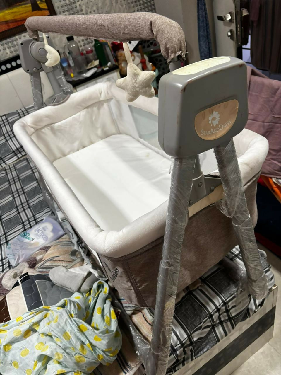 STAR AND DAISY Automatic Cradle with gentle automatic rocking, sturdy frame, comfortable sleeping area, breathable design, and secure construction to help soothe and comfort newborns during rest.