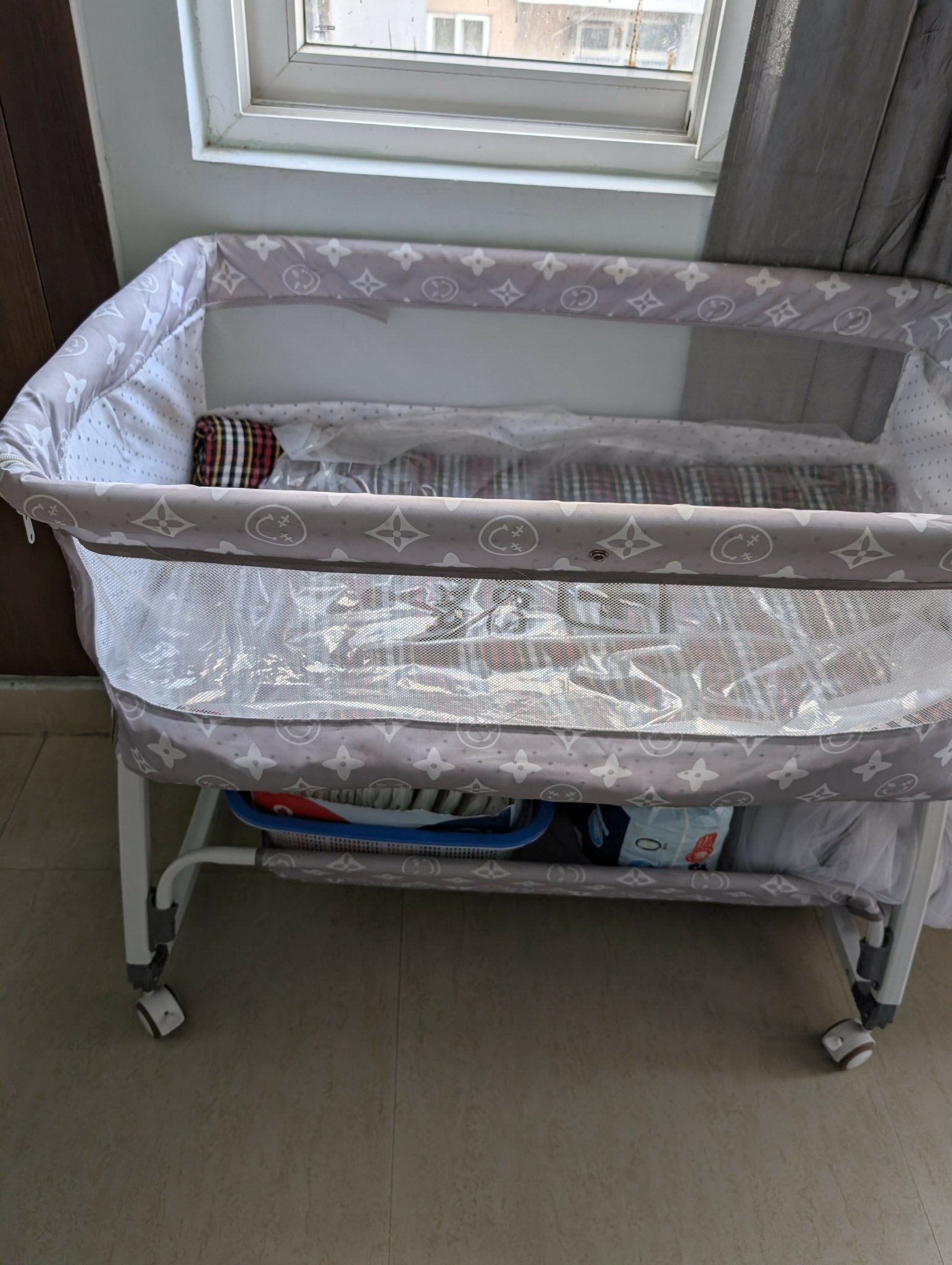 Premium 6-in-1 Baby Bedside Cot, Crib, Cradle Portable All-Mesh Bassinet with Multi-Purpose Tray,Wheels, Storage Basket, and 6 Height Adjustments, Easy Assembly for Newborns- Pattern Grey