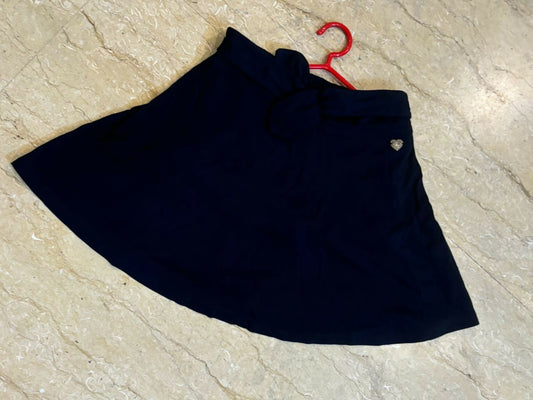 Blue skirt for girls, comfortable and stylish, ideal for casual and special occasions, with an adjustable elastic waistband.
