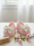 Crochet baby shoes with bow