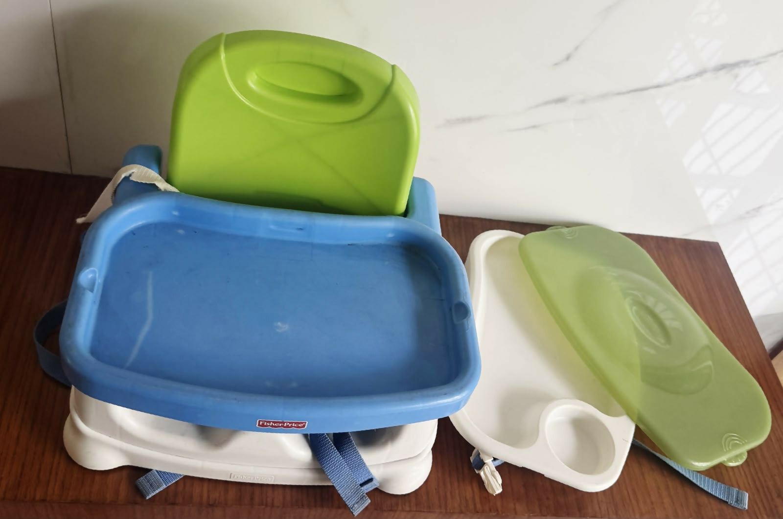 FISHER-PRICE Healthy Care Deluxe Booster Seat in Green & Blue, Almost New condition, featuring a feeding tray, supportive seat, adjustable straps and compact portable design for convenient mealtimes at home or while travelling.