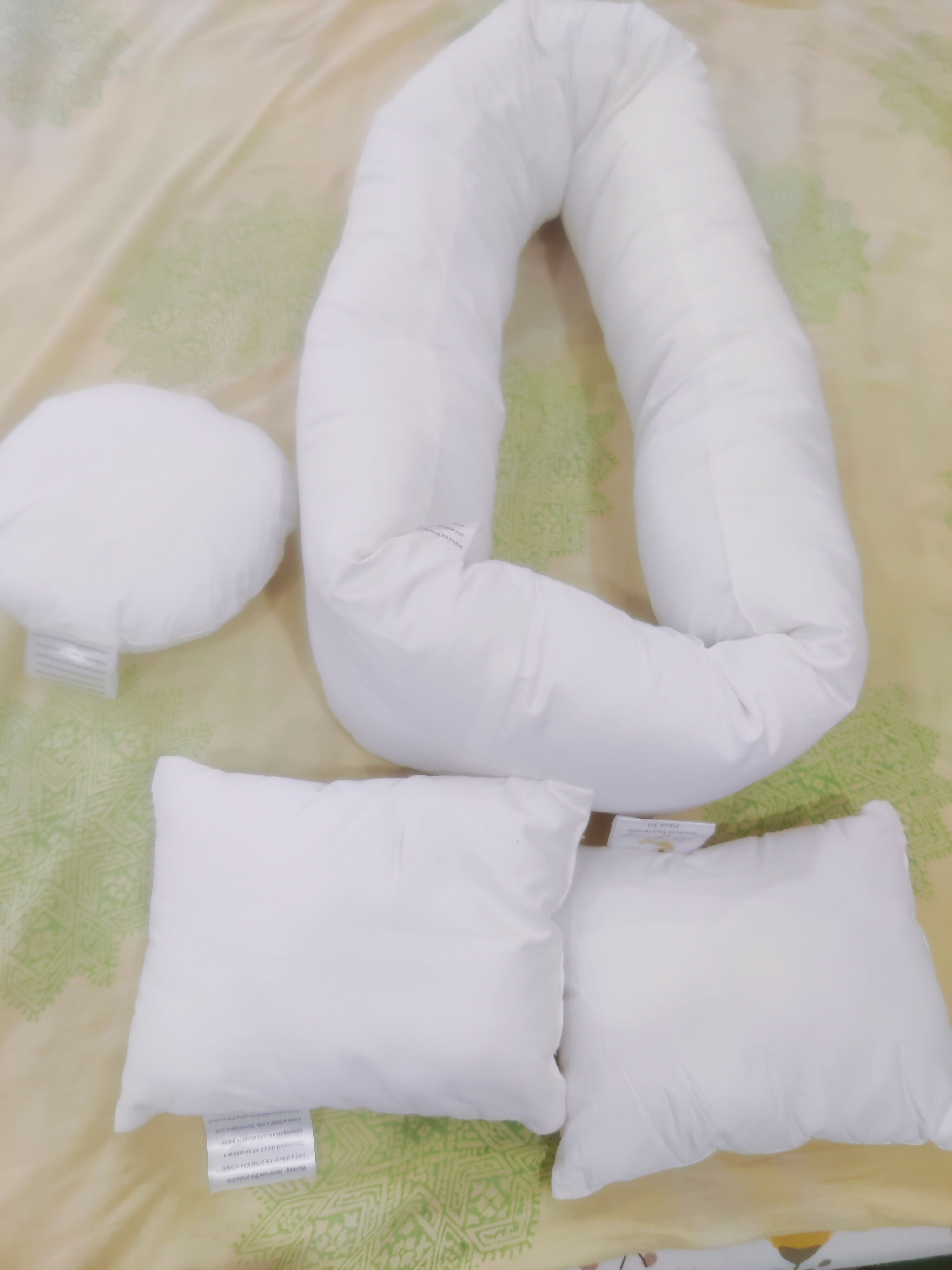 Newborn photography pillow set with soft cushioned positioning pillows and posing accessories designed to support comfortable, creative, and adorable newborn photo sessions.