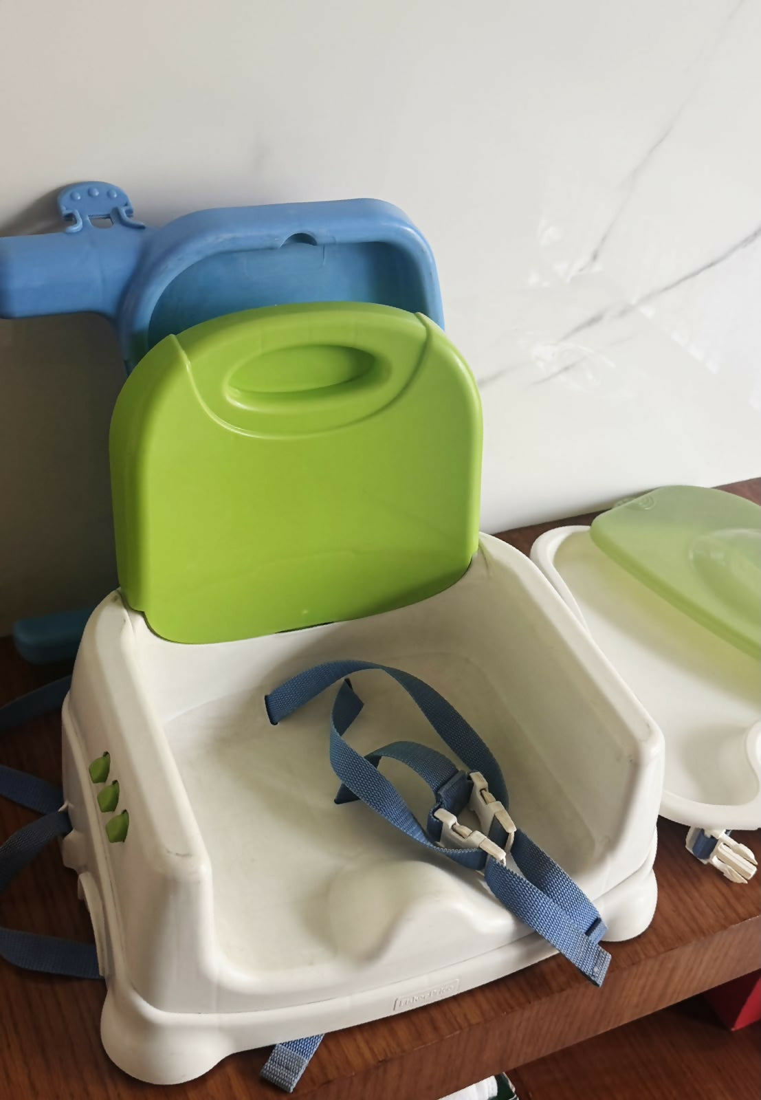 FISHER-PRICE Healthy Care Deluxe Booster Seat in Green & Blue, Almost New condition, featuring a feeding tray, supportive seat, adjustable straps and compact portable design for convenient mealtimes at home or while travelling.