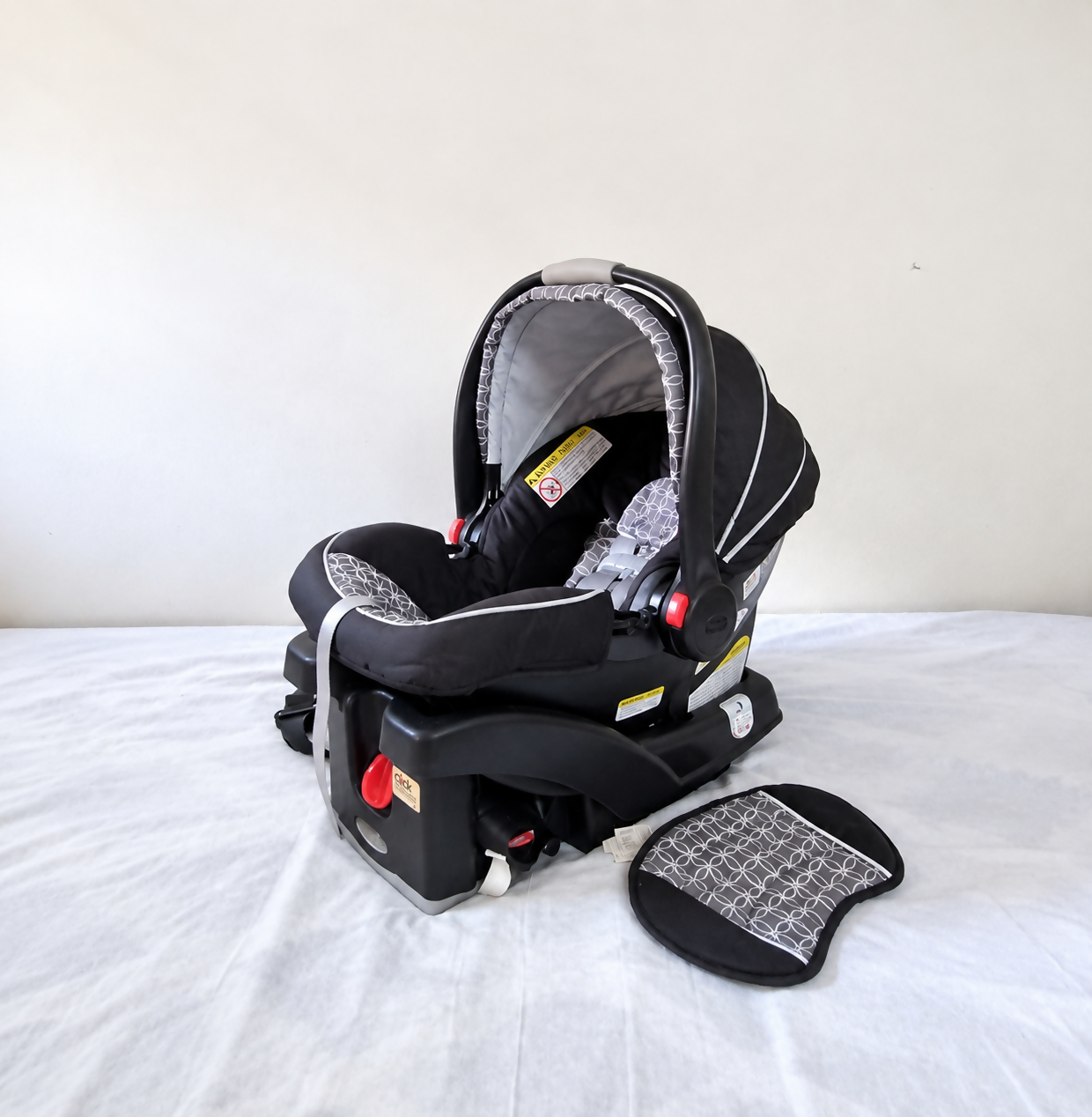 GRACO SnugRide Click Connect 35 Infant Car Seat B146 in Almost New condition featuring a rear-facing design, stay-in-car base, padded infant seating, secure harness, and Click Connect system for convenient baby travel.