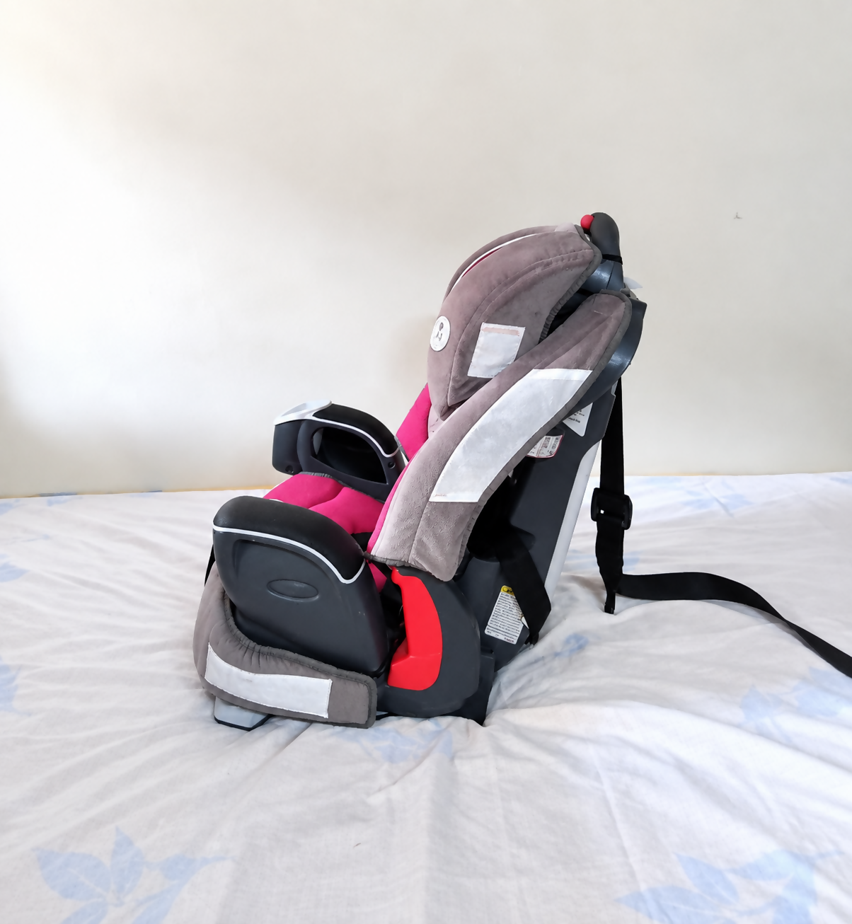 GRACO Nautilus 65 3-in-1 Harness Booster Car Seat B148 in Some Used condition featuring harness, high-back booster and backless booster modes, padded seating, and an adaptable design for growing children.