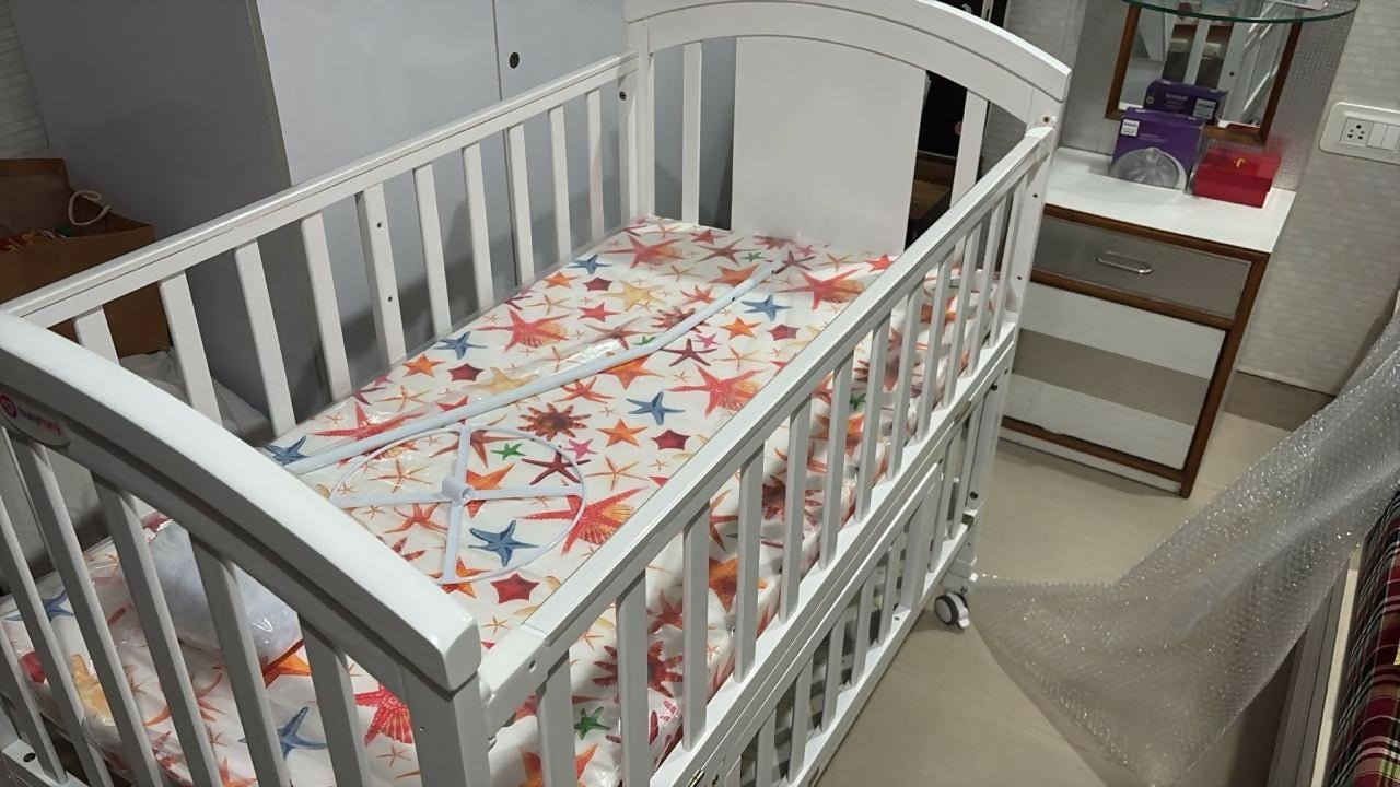 HUNYHUNY 15-in-1 pinewood cot crib with mattress and mosquito net, featuring sturdy wooden construction, convertible design, comfortable sleeping space, and secure support for babies.