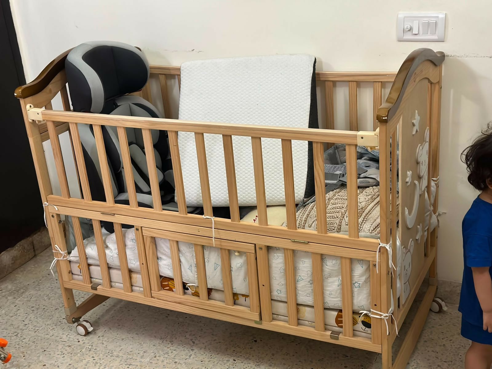 HUNY HUNY 15-in-1 Baby Crib/Cot with convertible multifunctional design, sturdy frame, adjustable mattress height, storage options, and a safe, comfortable sleeping space for newborns and growing babies.