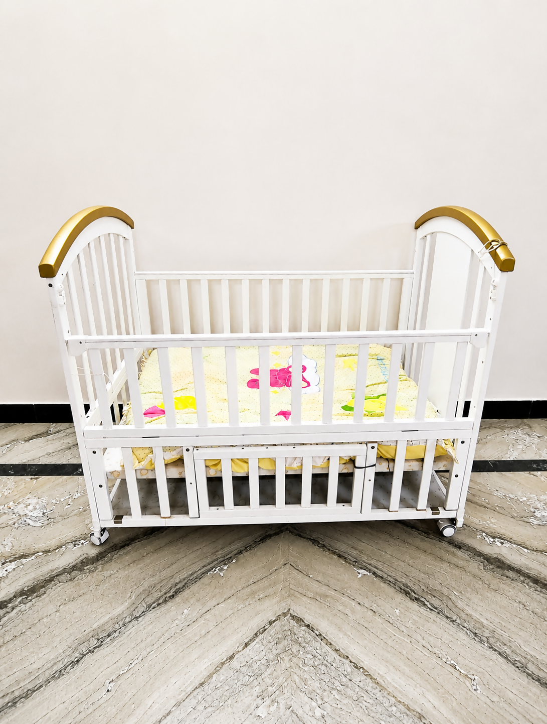 HunyHuny Wooden Baby Cot Crib B102 with rocking function, lockable wheels, included mattress, spacious sleeping area, and a sturdy wooden frame for safe and comfortable sleep.