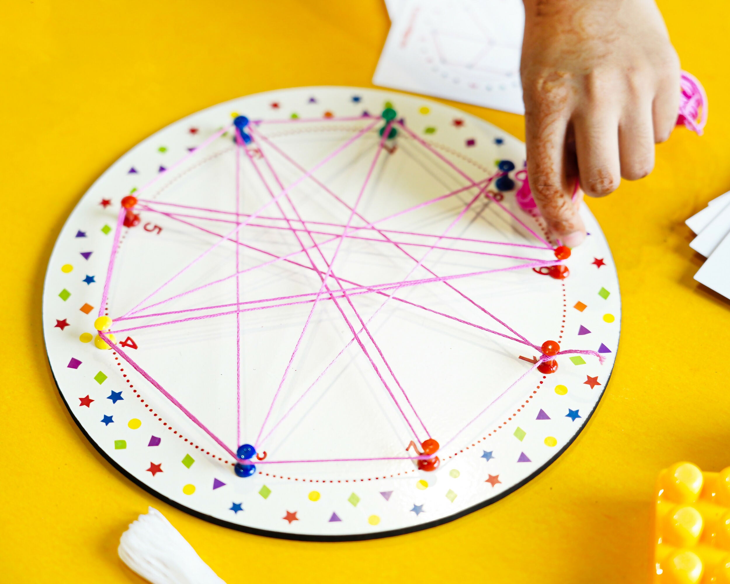 iLearnNGrow Winding Thread Pattern Board with 30+ pattern cards for kids, designed to encourage fine motor skills, hand-eye coordination, pattern recognition, concentration and creative hands-on learning