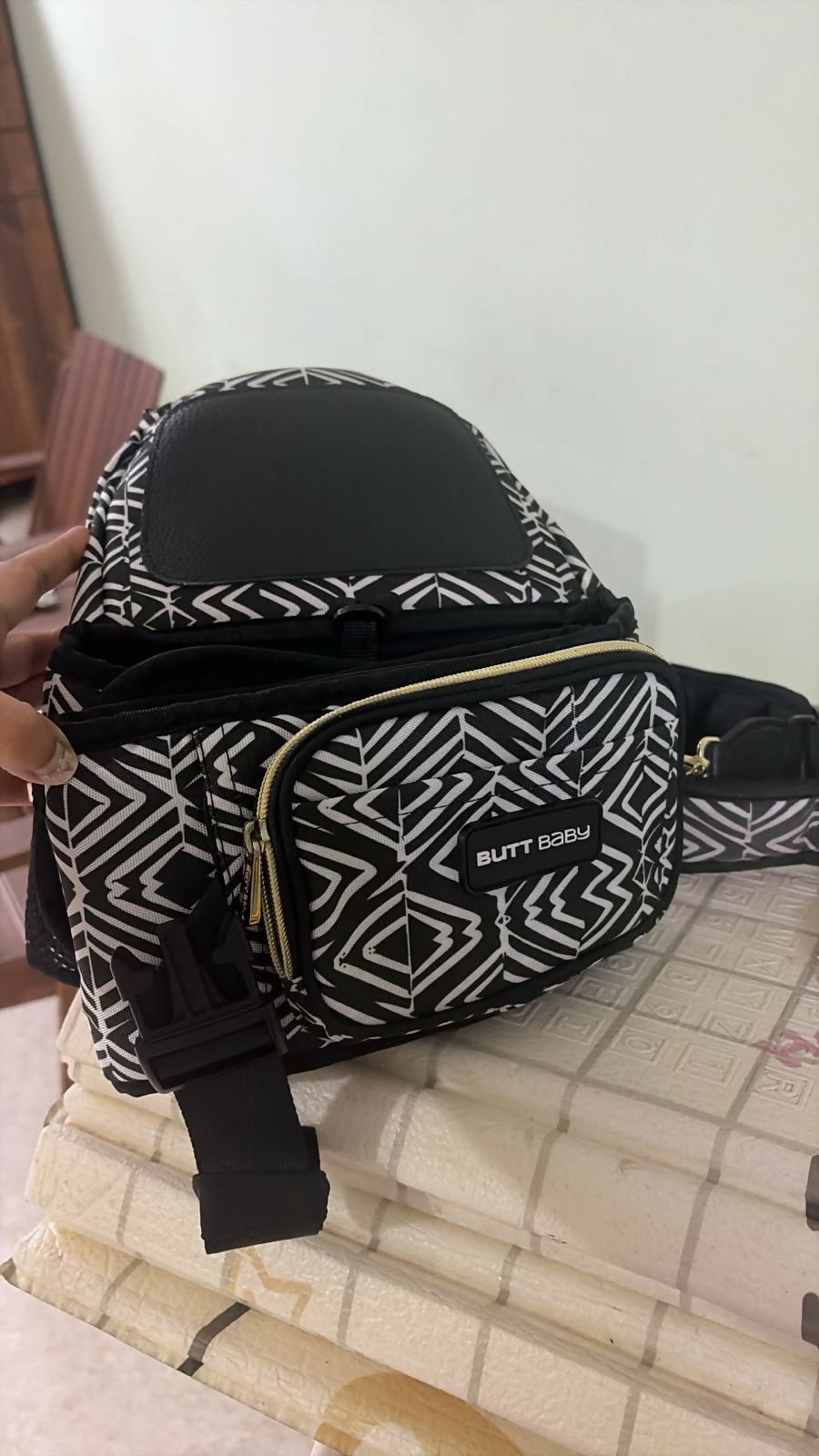 BUTT BABY hip seat carrier with ergonomic waist support, comfortable baby seat, hands-free carrying design, and secure support for infants and toddlers during everyday outings.