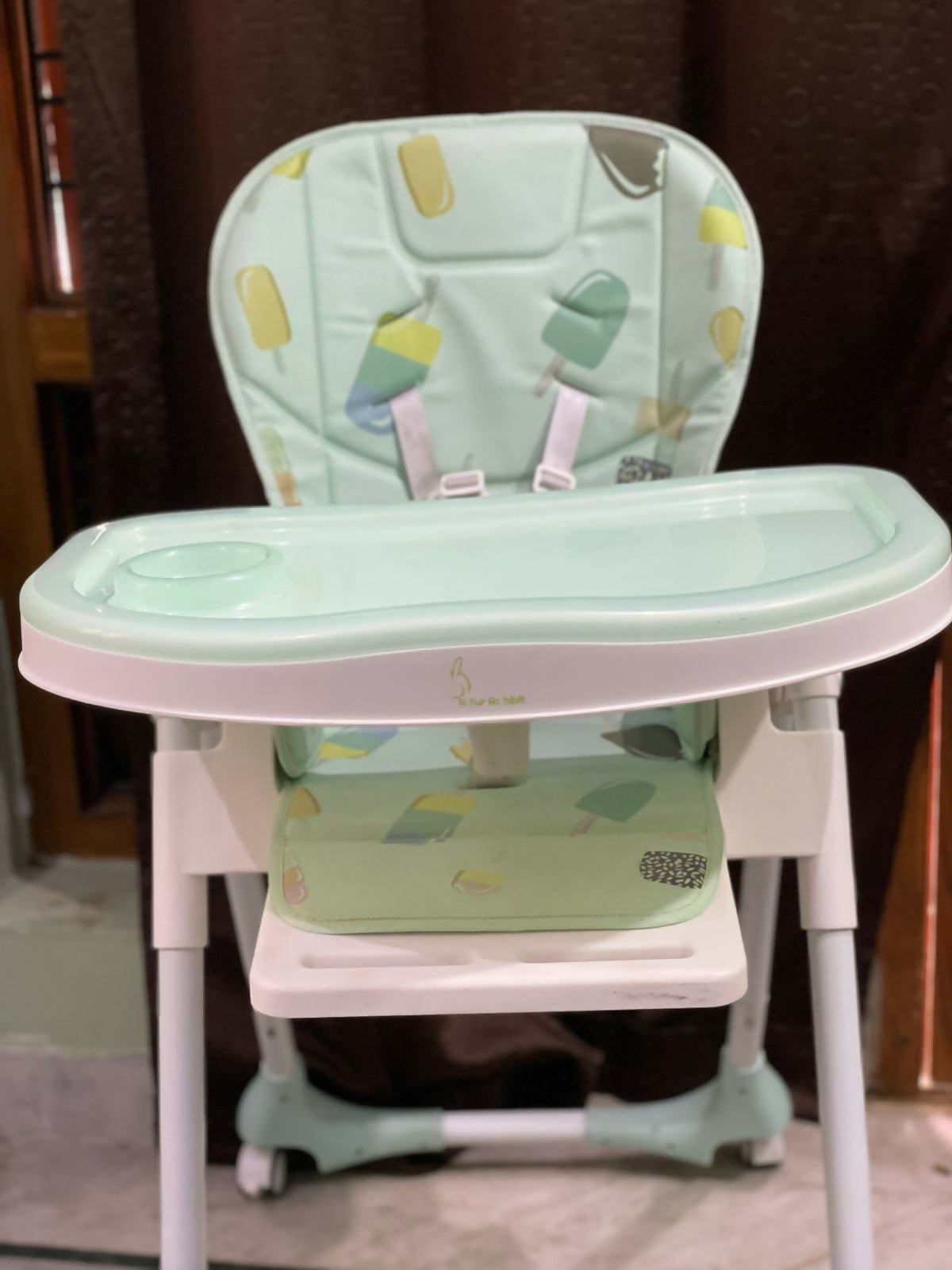 R for Rabbit Marshmallows high chair with adjustable seating, feeding tray, secure safety harness, sturdy frame, and comfortable support for babies during mealtimes.