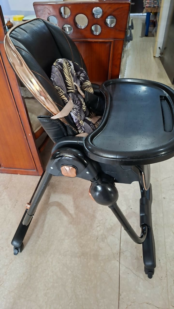 HUNY HUNY Gold Edition Smart Seat 12-in-1 Baby High Chair featuring a versatile multi-functional design, comfortable seating, feeding tray and supportive structure for convenient everyday feeding and mealtimes.