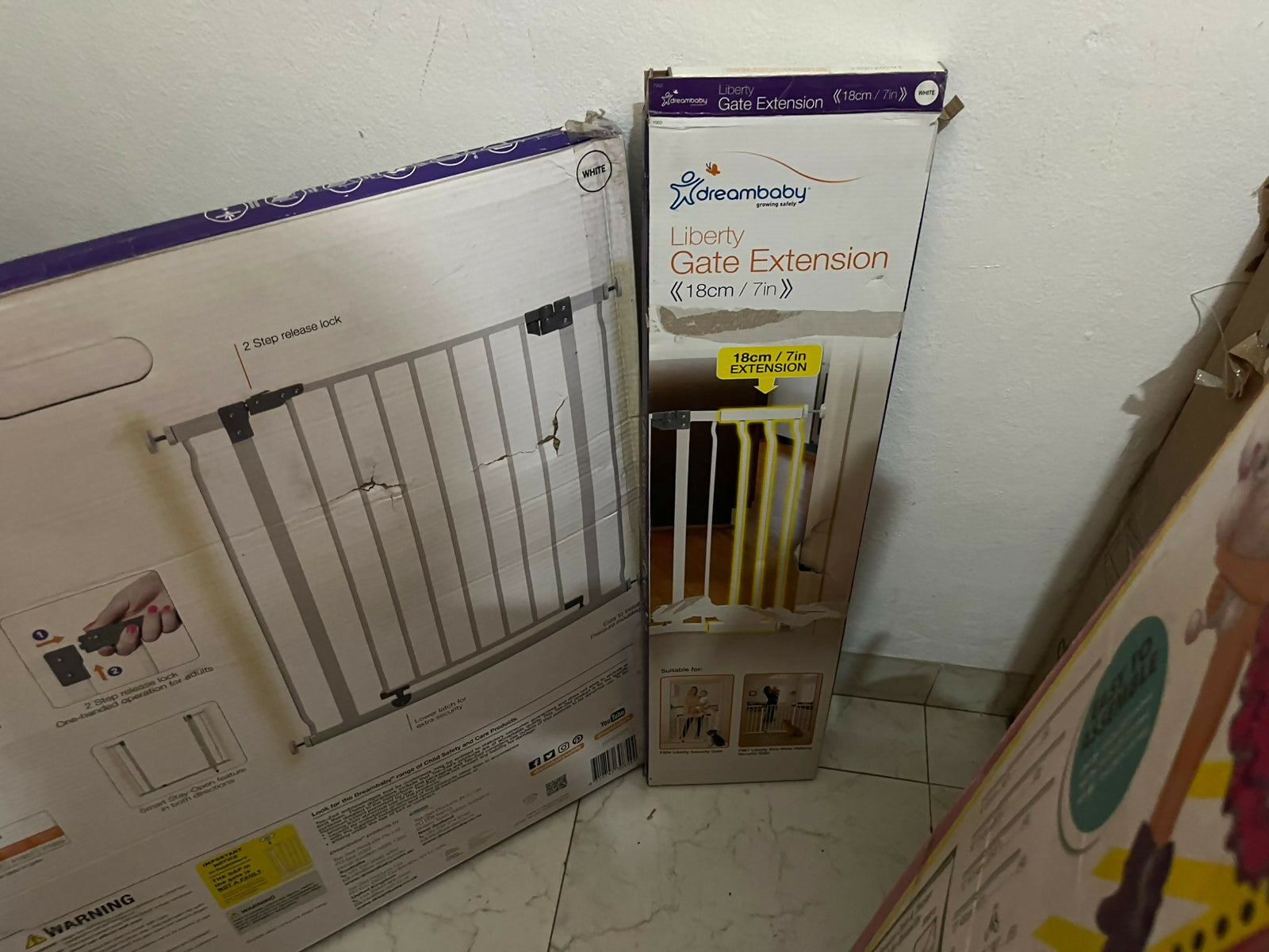Dreambaby Liberty safety gate with auto close and stay open feature, almost new condition, ideal for child safety at home
