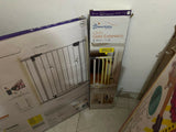 Dreambaby Liberty safety gate with auto close and stay open feature, almost new condition, ideal for child safety at home