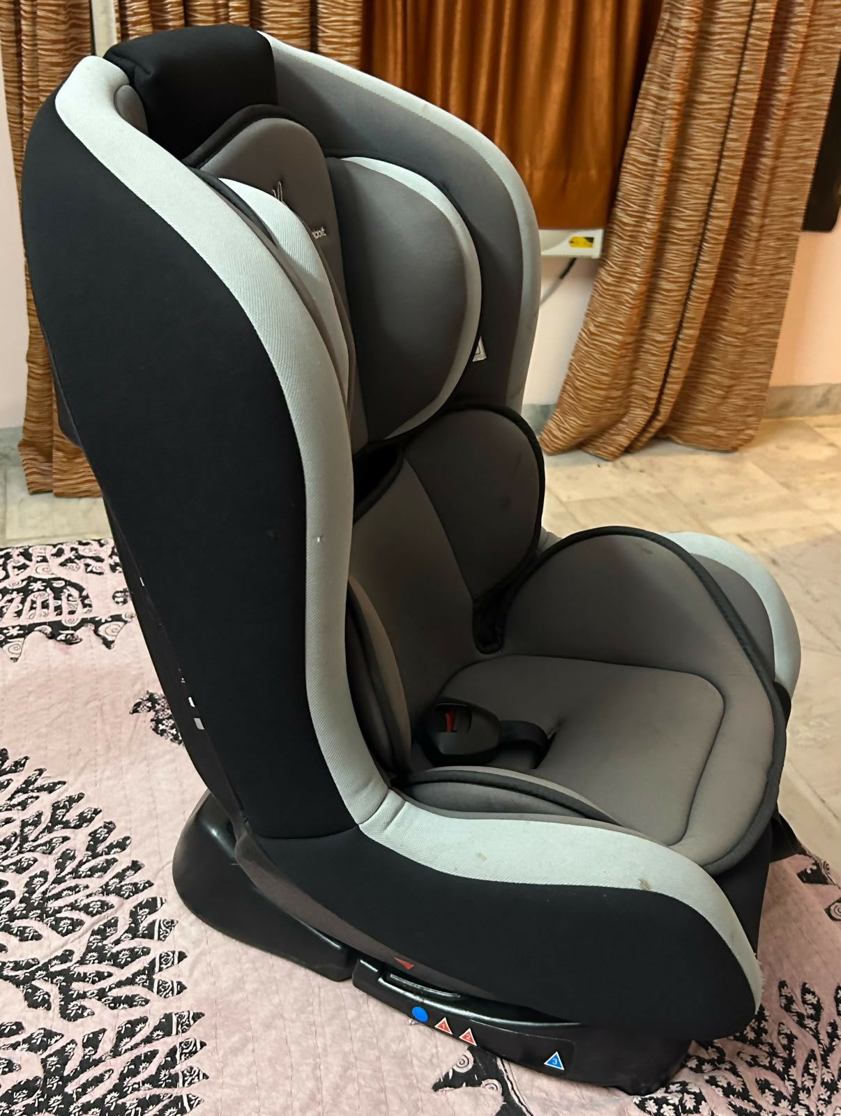 R FOR RABBIT Jack N Jill Convertible Baby Car Seat with rear and forward-facing modes, 5-point safety harness, side-impact protection, adjustable headrest, and cushioned seating for growing children.