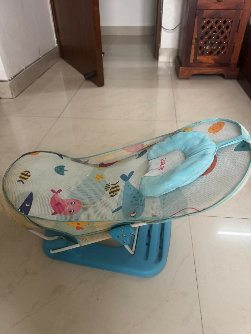 Baby bath seat with cartoon design