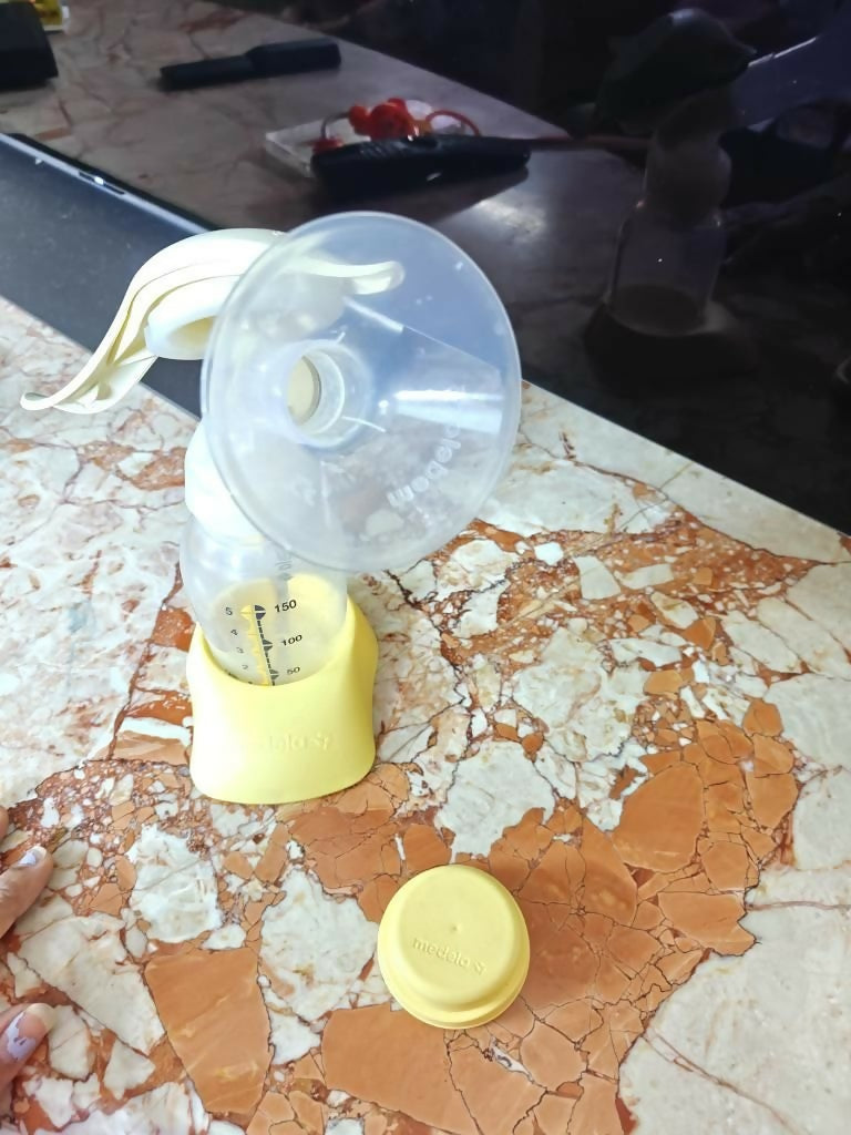 MEDELA manual breast pump – portable, quiet, and comfortable solution for breastfeeding mothers.