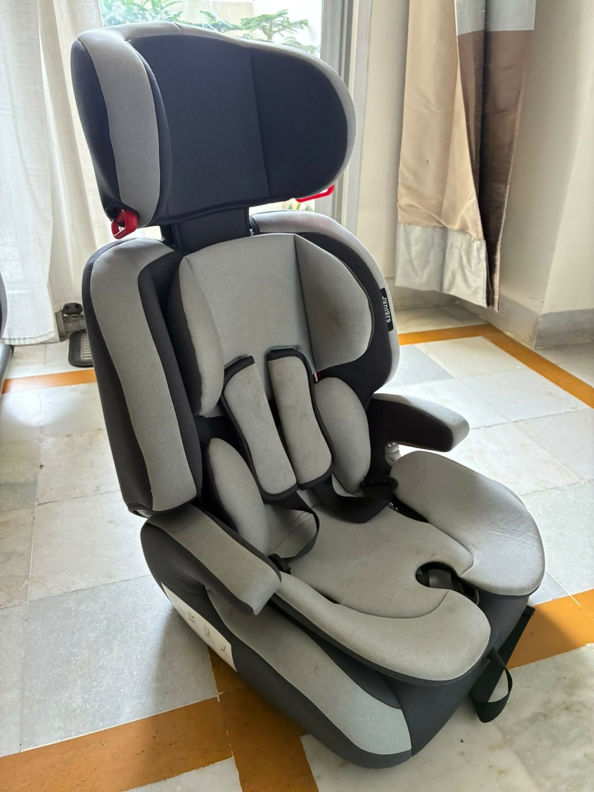 JUNIORS TRIP Baby Car Seat with a 5-point safety harness, side-impact protection, adjustable headrest, cushioned seating, and ergonomic design for safe and comfortable travel with babies and toddlers.