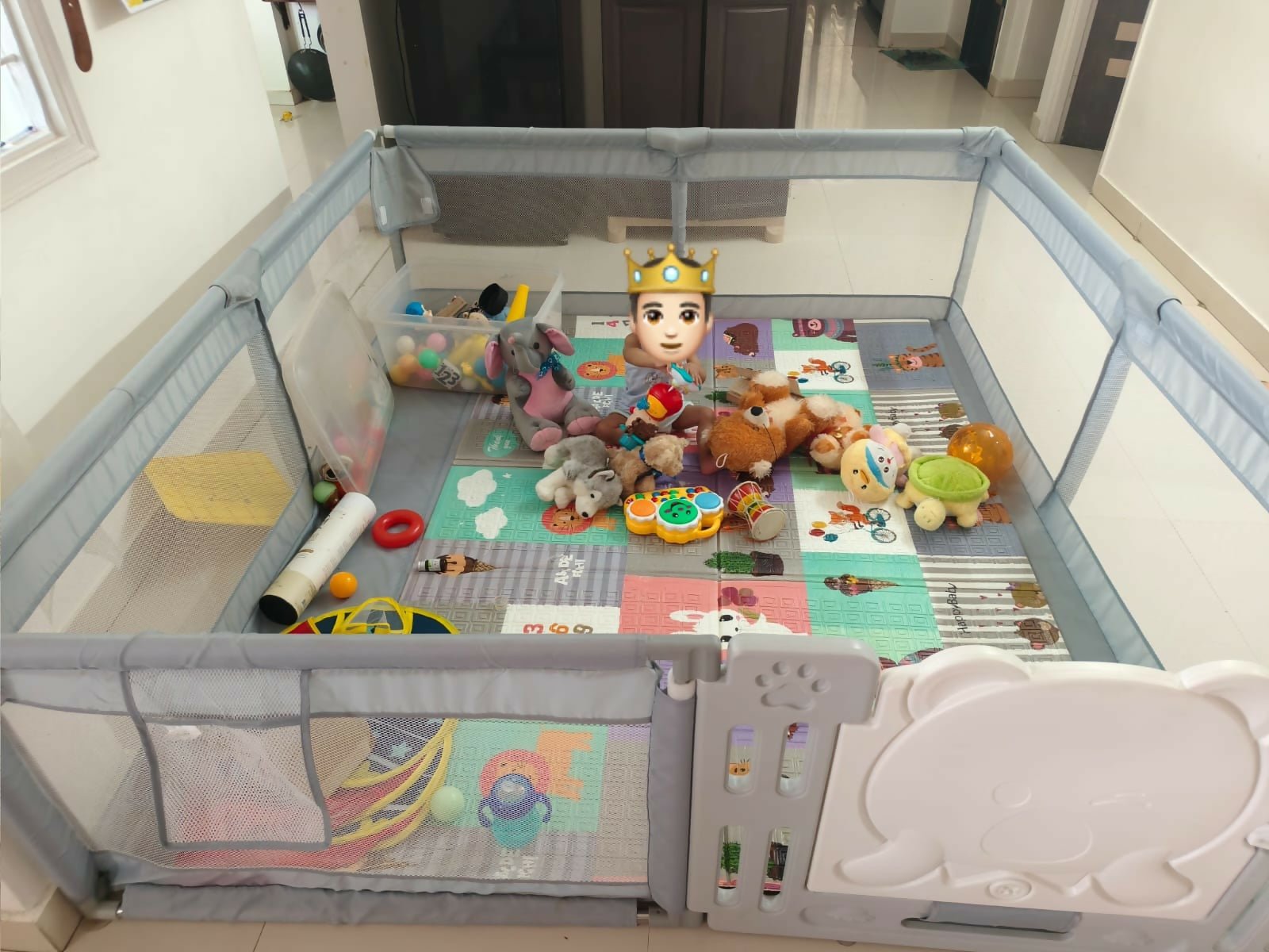 METRENO playpen/playard (180 × 200 cm) with a spacious play area, sturdy frame, breathable mesh sides, and a secure design for safe indoor play and exploration.