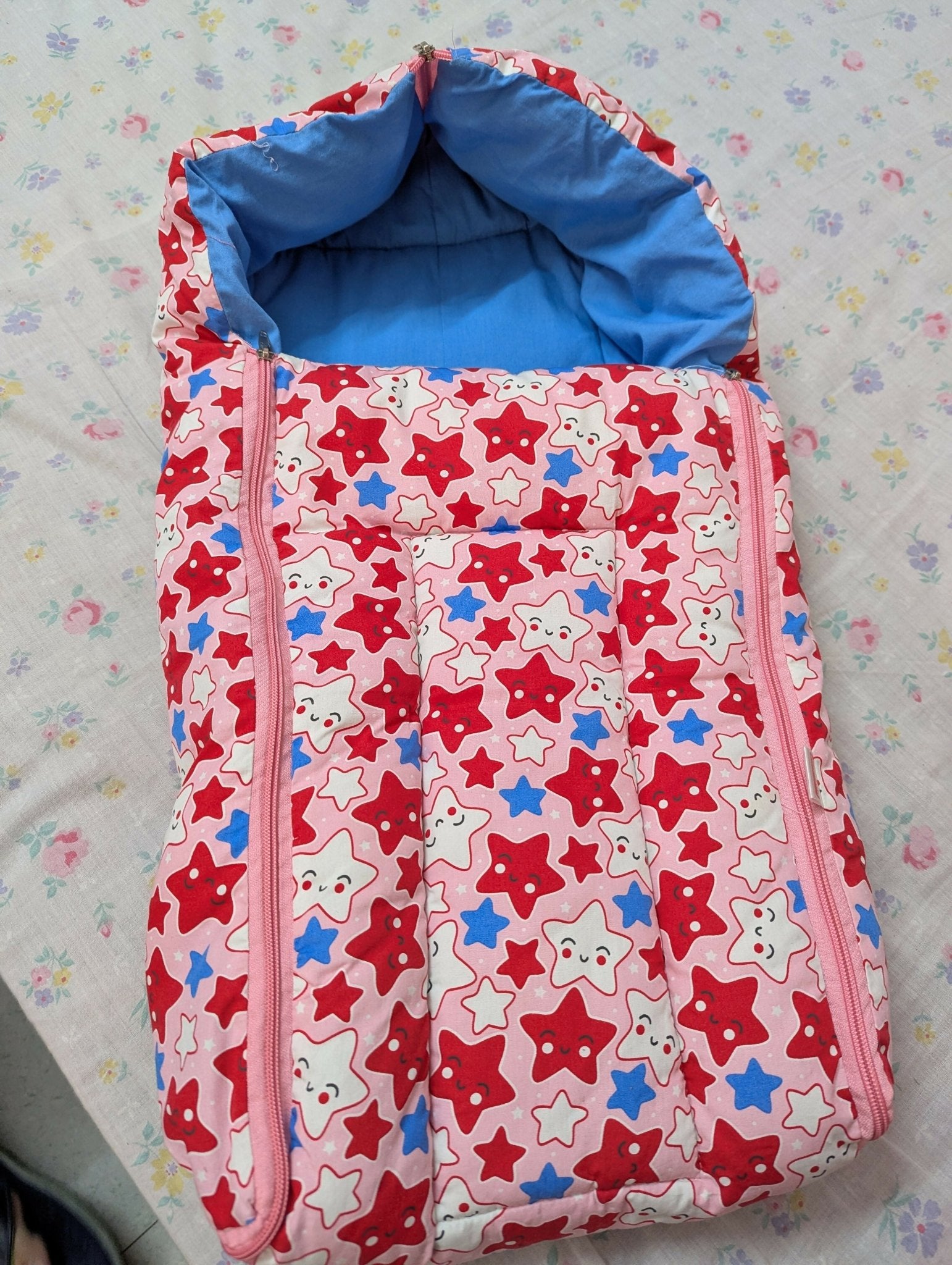 Children's sleeping bag with star pattern