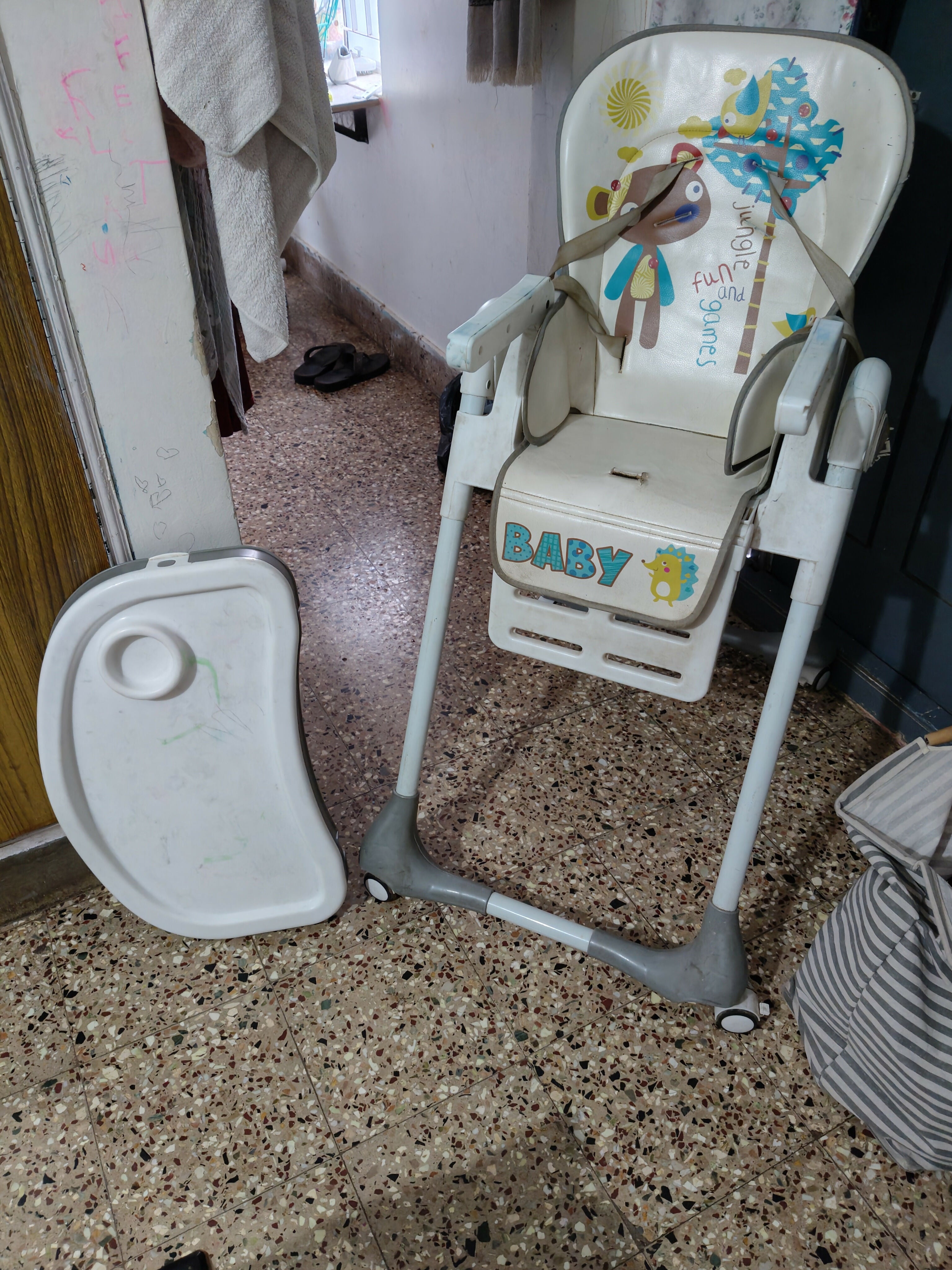 R FOR RABBIT Marshmallow Lite Baby High Chair in Used condition featuring comfortable seating, a feeding tray, supportive footrest and sturdy frame for convenient everyday feeding and mealtimes with your baby.