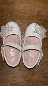 Buy baby girl shoes – comfortable, stylish, and perfect for little feet.