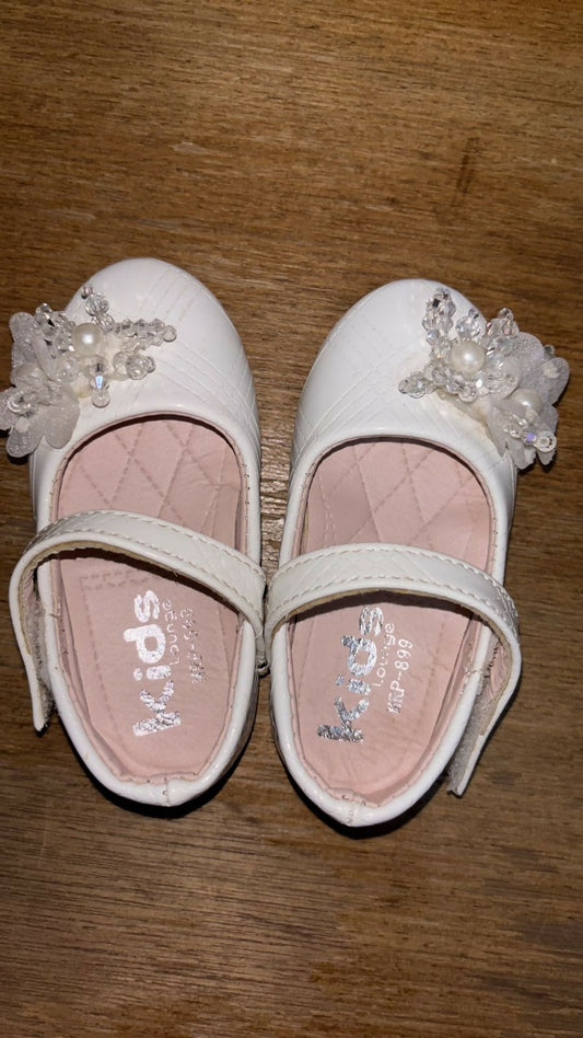 Buy baby girl shoes – comfortable, stylish, and perfect for little feet.