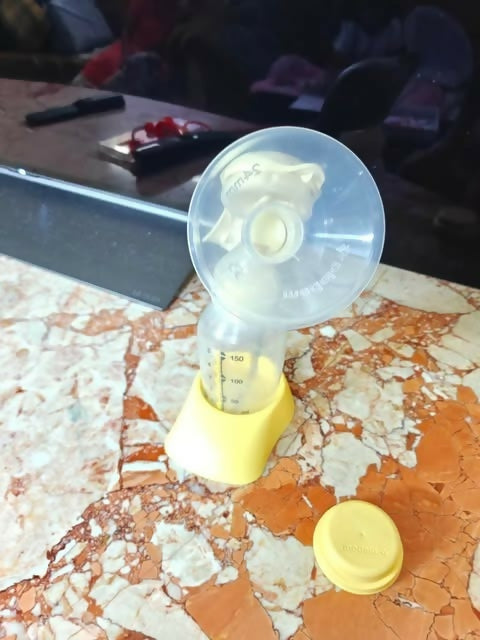 MEDELA manual breast pump – portable, quiet, and comfortable solution for breastfeeding mothers.