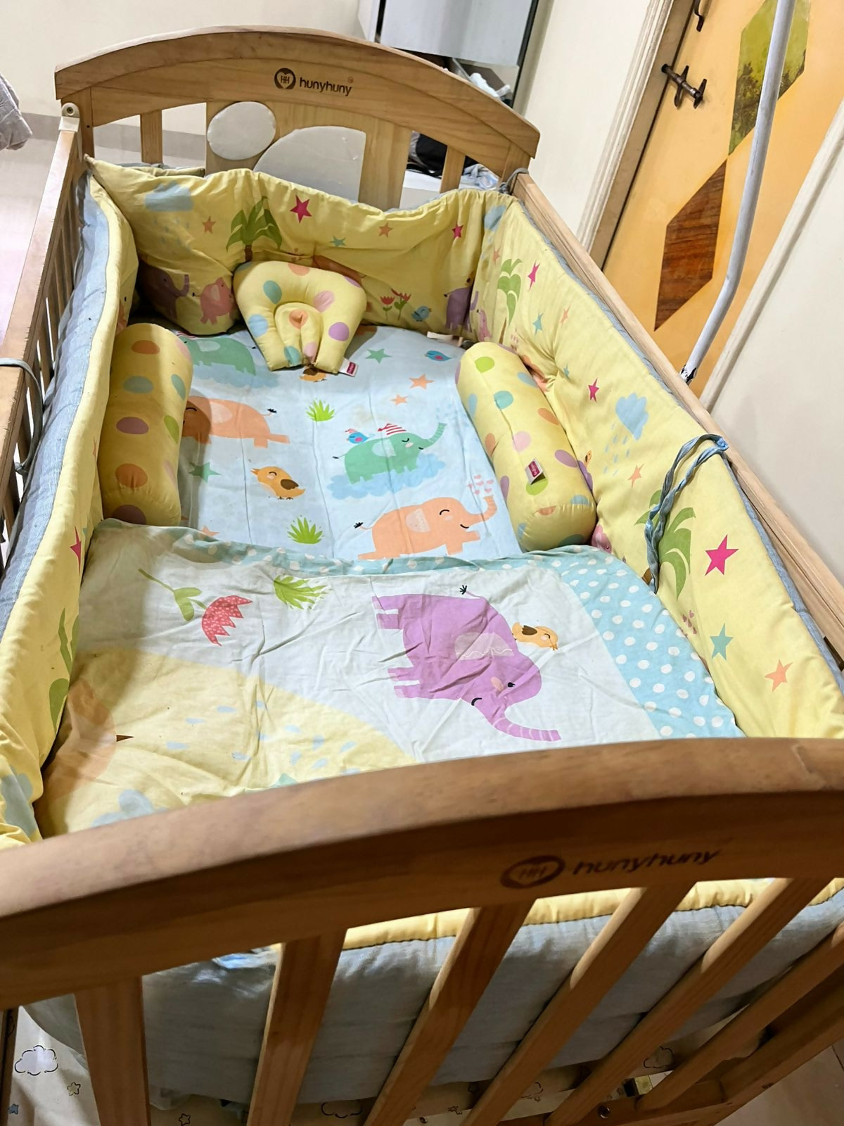 HUNY HUNY wooden baby crib – safe sleep, elegant design, and comfort for your little one.