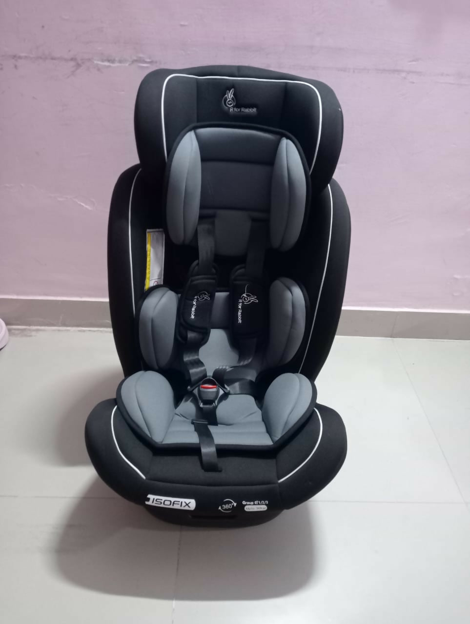 R for Rabbit ISOFIX car seat with secure ISOFIX installation, 5-point safety harness, side-impact protection, adjustable headrest, and cushioned seating for safe and comfortable travel.