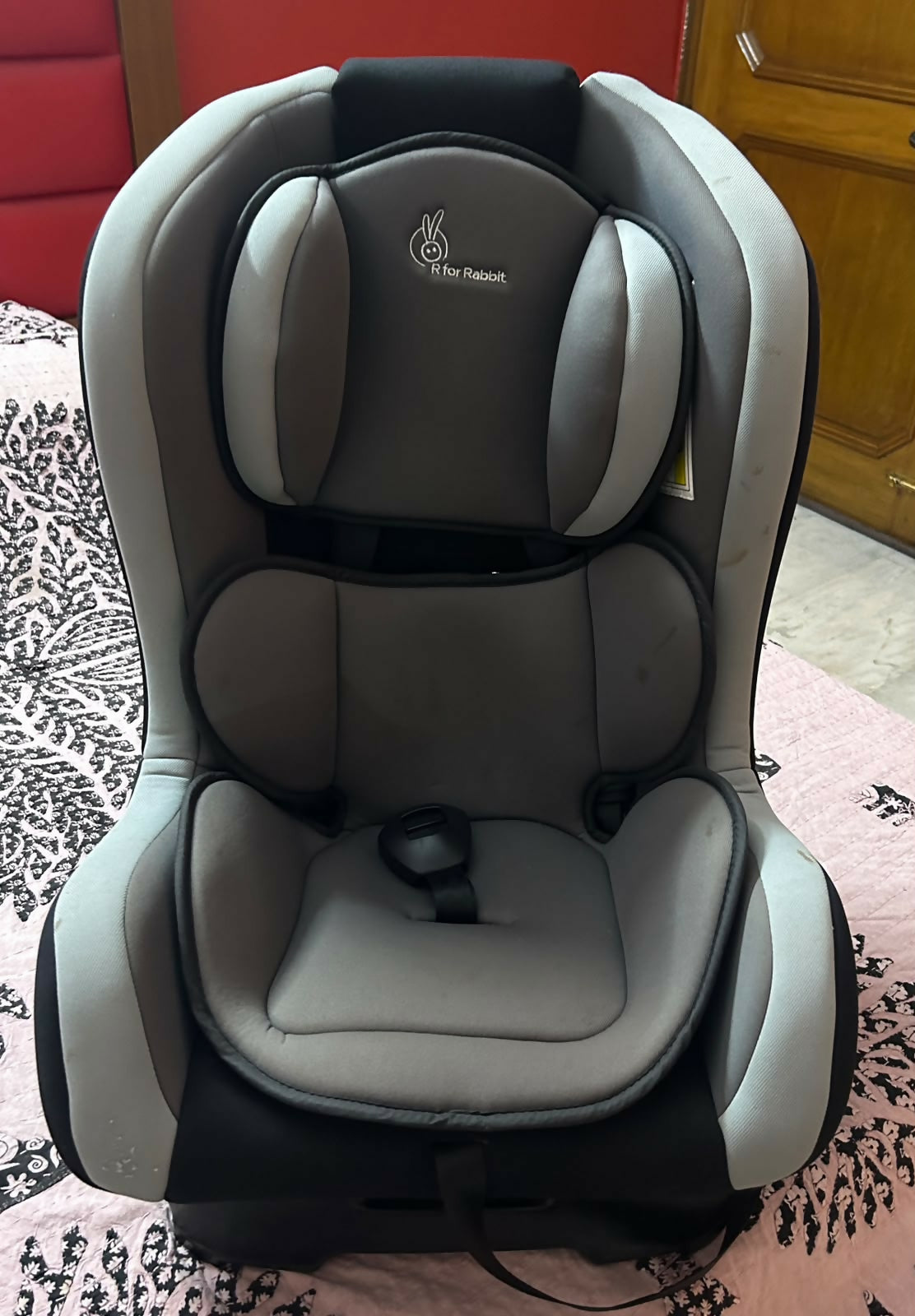 R FOR RABBIT Jack N Jill Convertible Baby Car Seat with rear and forward-facing modes, 5-point safety harness, side-impact protection, adjustable headrest, and cushioned seating for growing children.