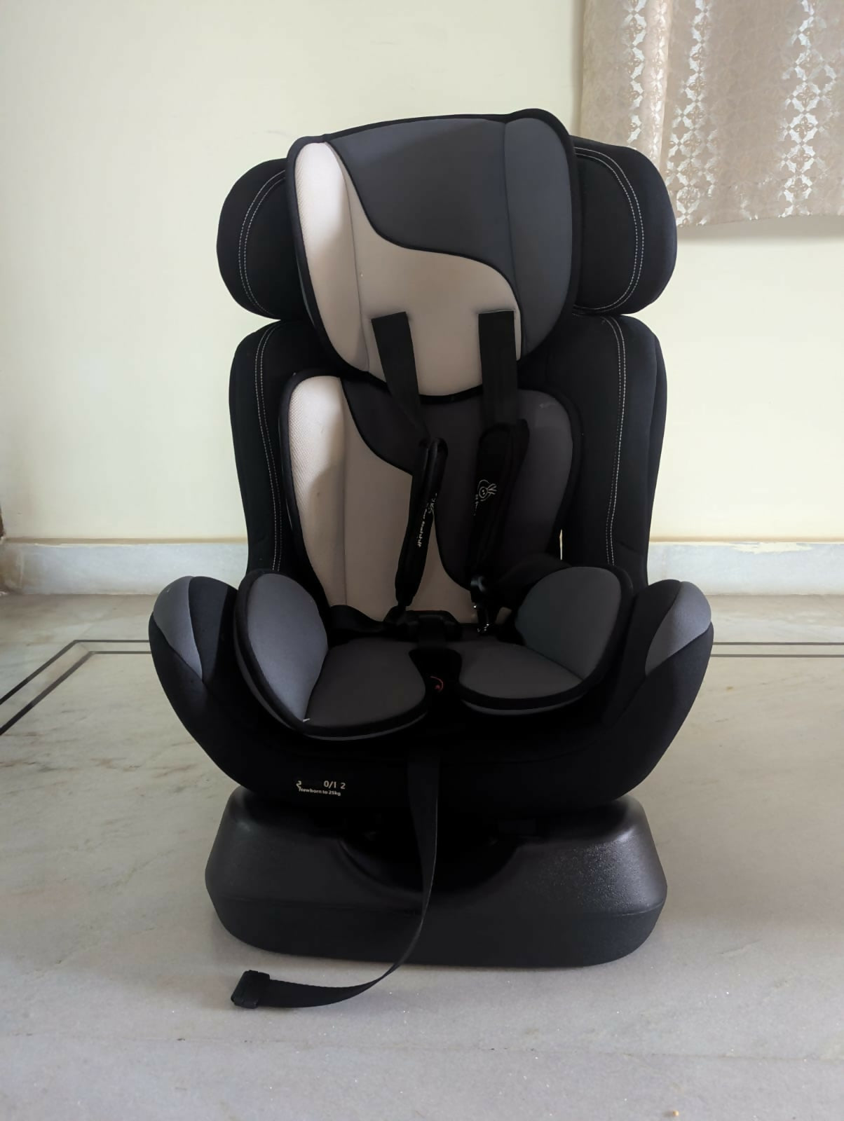 R FOR RABBIT Jack n Jill Grand/Premium Baby Car Seat featuring comfortable padded seating, a secure harness and adjustable convertible design for supportive and convenient car journeys with babies and young children.