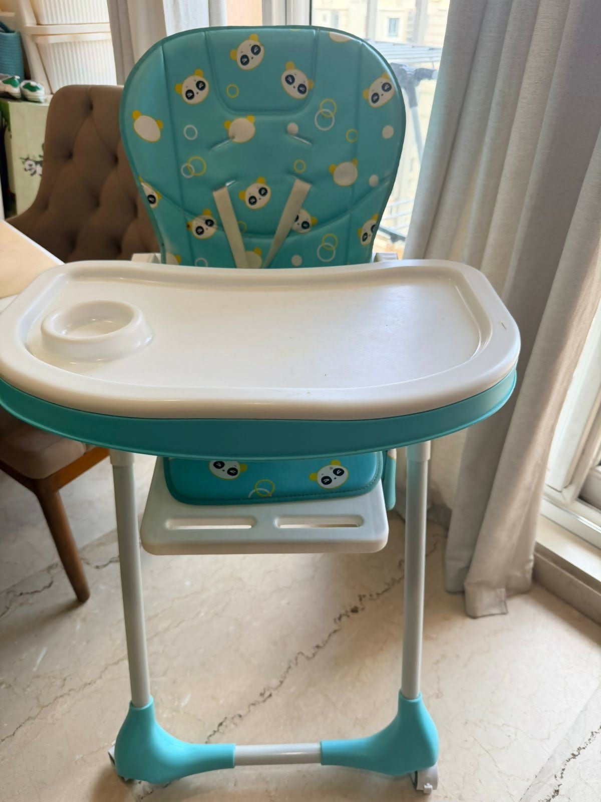 R for Rabbit Marshmallow high chair with adjustable seating, feeding tray, secure safety harness, sturdy frame, and comfortable support for babies and toddlers during mealtimes.