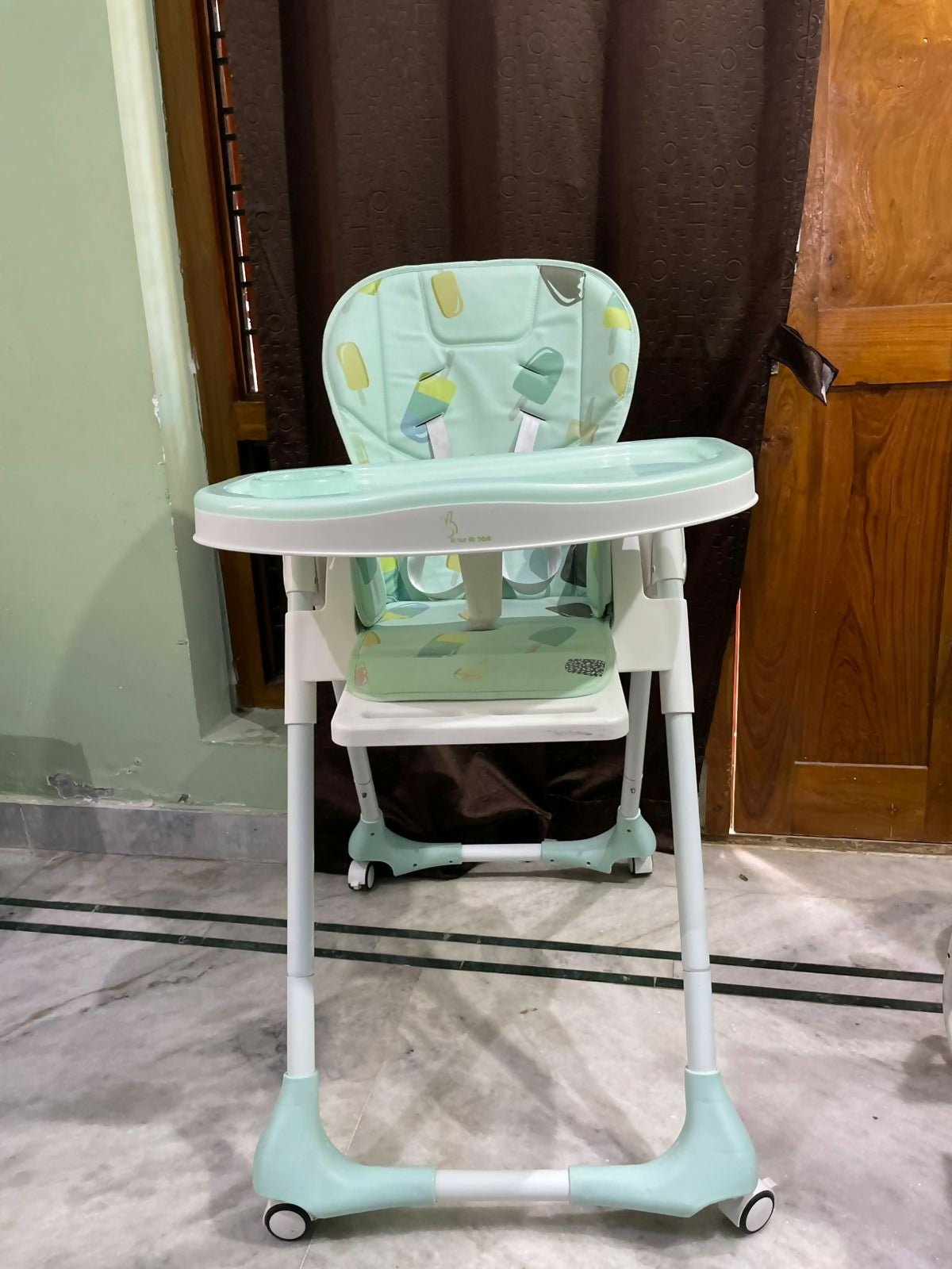 R for Rabbit Marshmallows high chair with adjustable seating, feeding tray, secure safety harness, sturdy frame, and comfortable support for babies during mealtimes.