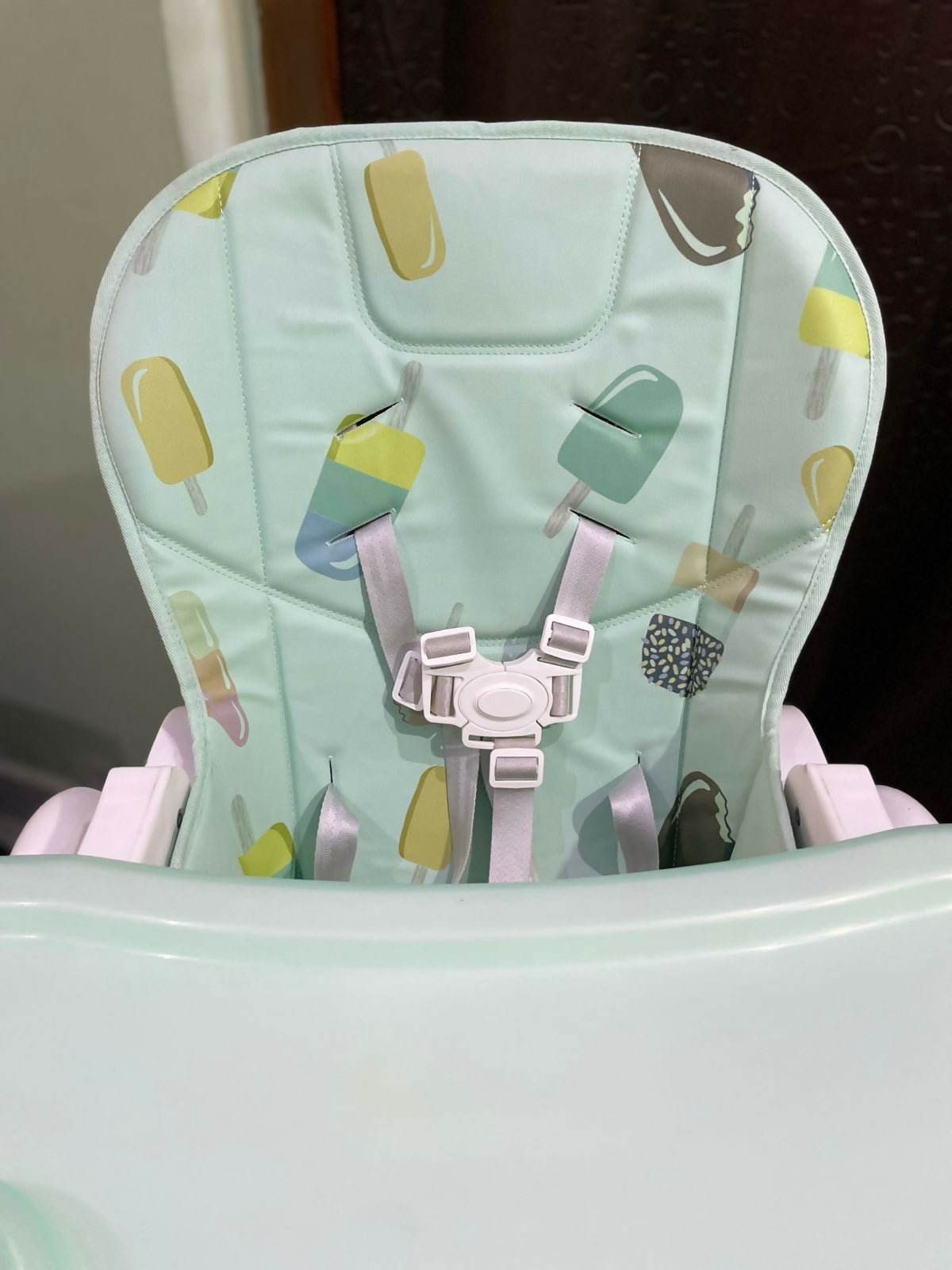 R for Rabbit Marshmallows high chair with adjustable seating, feeding tray, secure safety harness, sturdy frame, and comfortable support for babies during mealtimes.