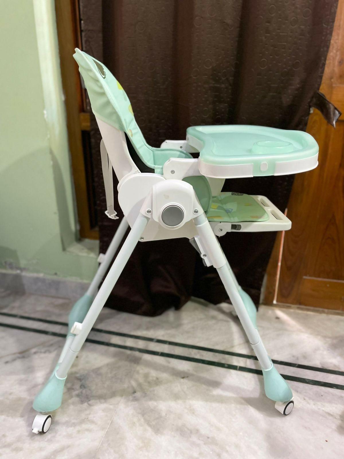R for Rabbit Marshmallows high chair with adjustable seating, feeding tray, secure safety harness, sturdy frame, and comfortable support for babies during mealtimes.