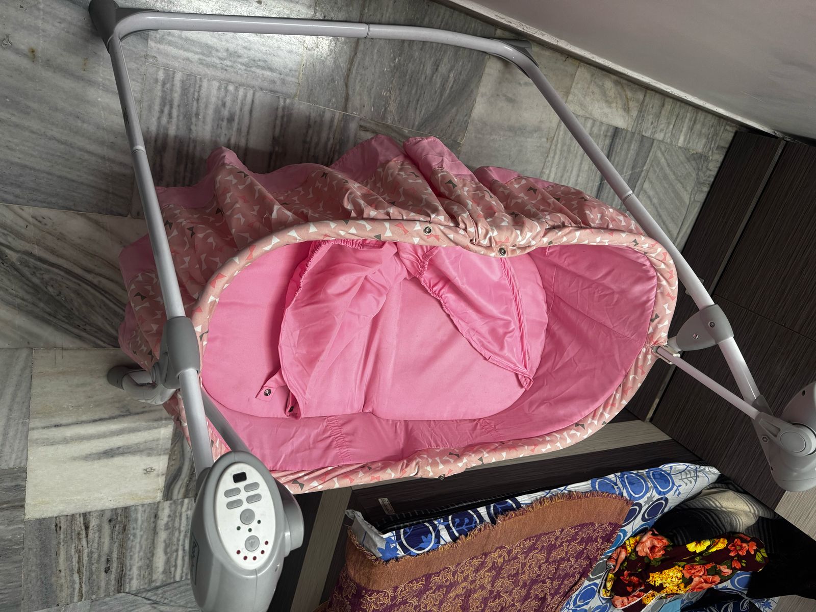 BABYHUG Beryl Electronic Auto Swing Cradle With Remote Control - Pink