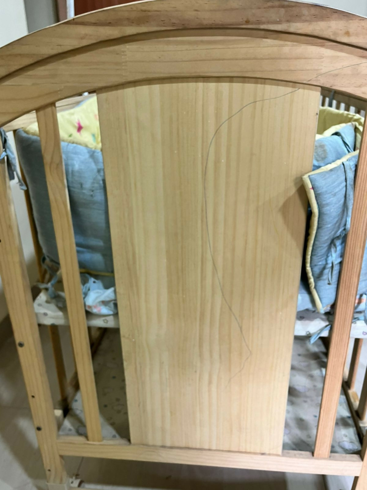 HUNY HUNY wooden baby crib – safe sleep, elegant design, and comfort for your little one.