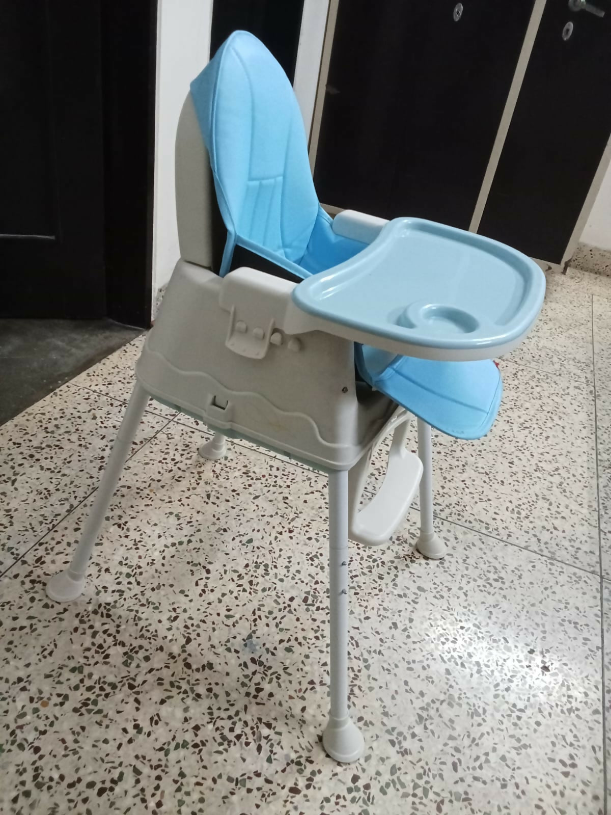 The STAR AND DAISY Comfort Baby High Chair is a versatile and safe solution for your child's mealtime and playtime needs.
