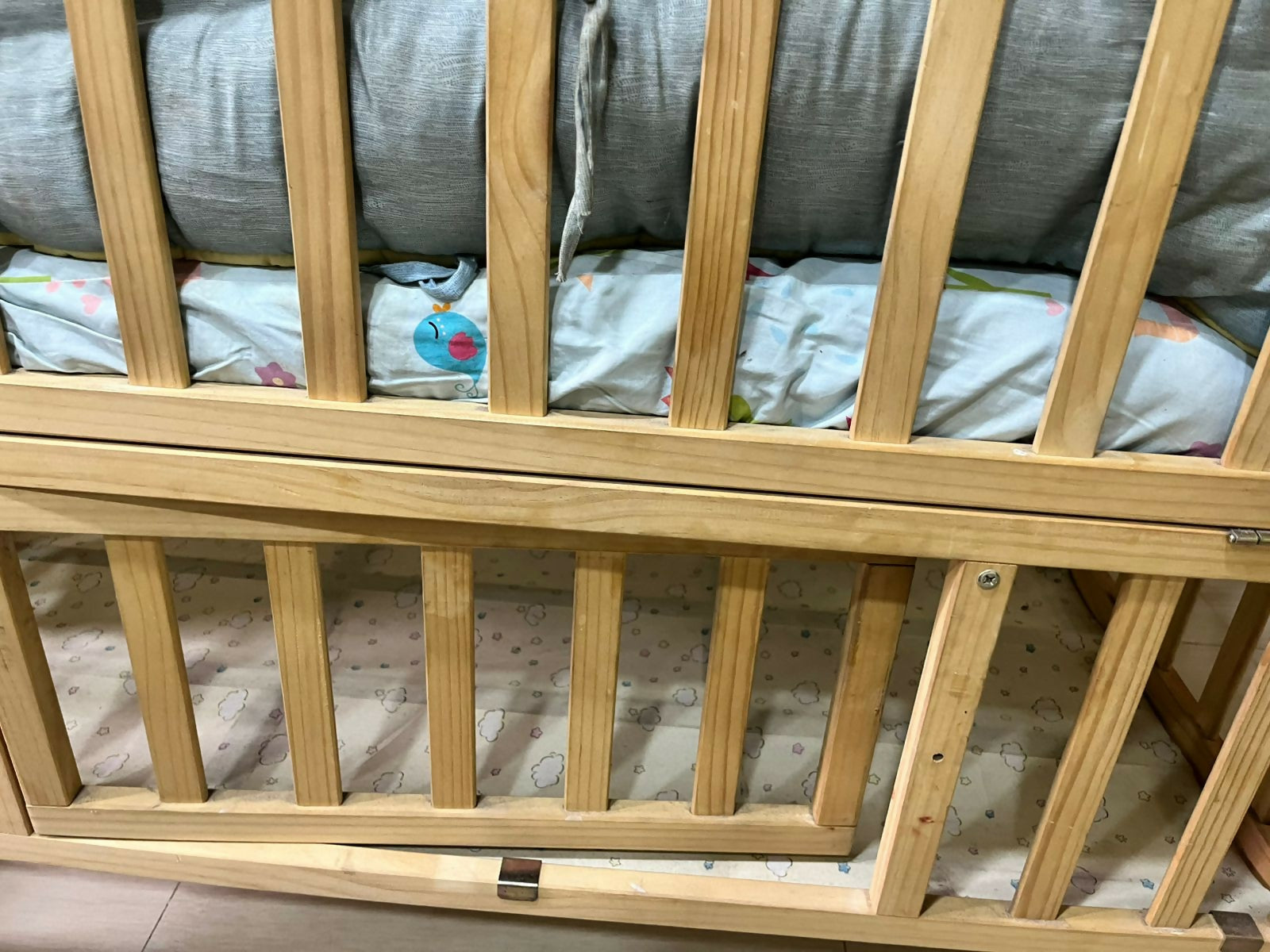 HUNY HUNY wooden baby crib – safe sleep, elegant design, and comfort for your little one.